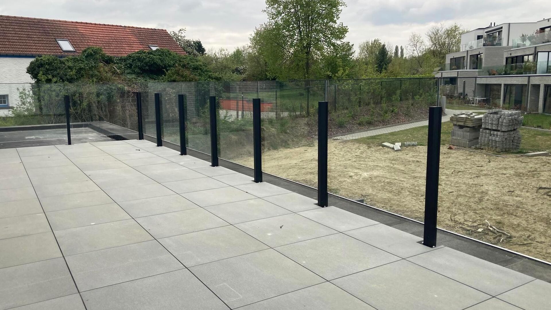 Deze kleinschalige luxe-residentie huisvest 8 appartementen, waaronder dit appartement op de eerste verdieping aan de achterzijde. Het appartement omvat een inkomgang met apart toilet, 3 slaapkamers, badkamer met inloopdouche en dubbele lavabo, ruime lich