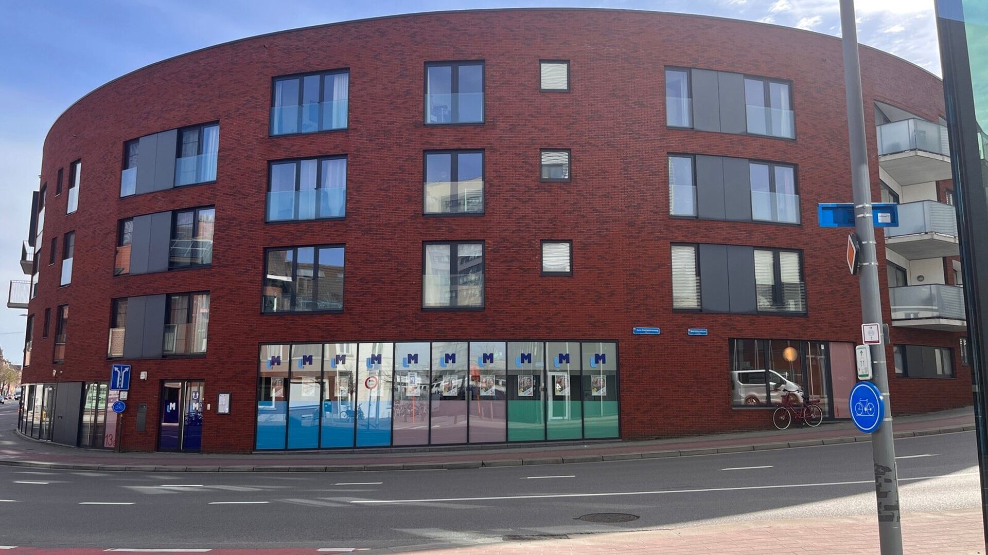 Gemeubeld tweeslaapkamer-appartement met een bewoonbare oppervlakte van 85m² gelegen aan de achterkant van het station van Leuven. Juist buiten de ring van Leuven en toch op wandelafstand van de gezellige winkelstraat, de Bondgenotenlaan. Indeling: inkom