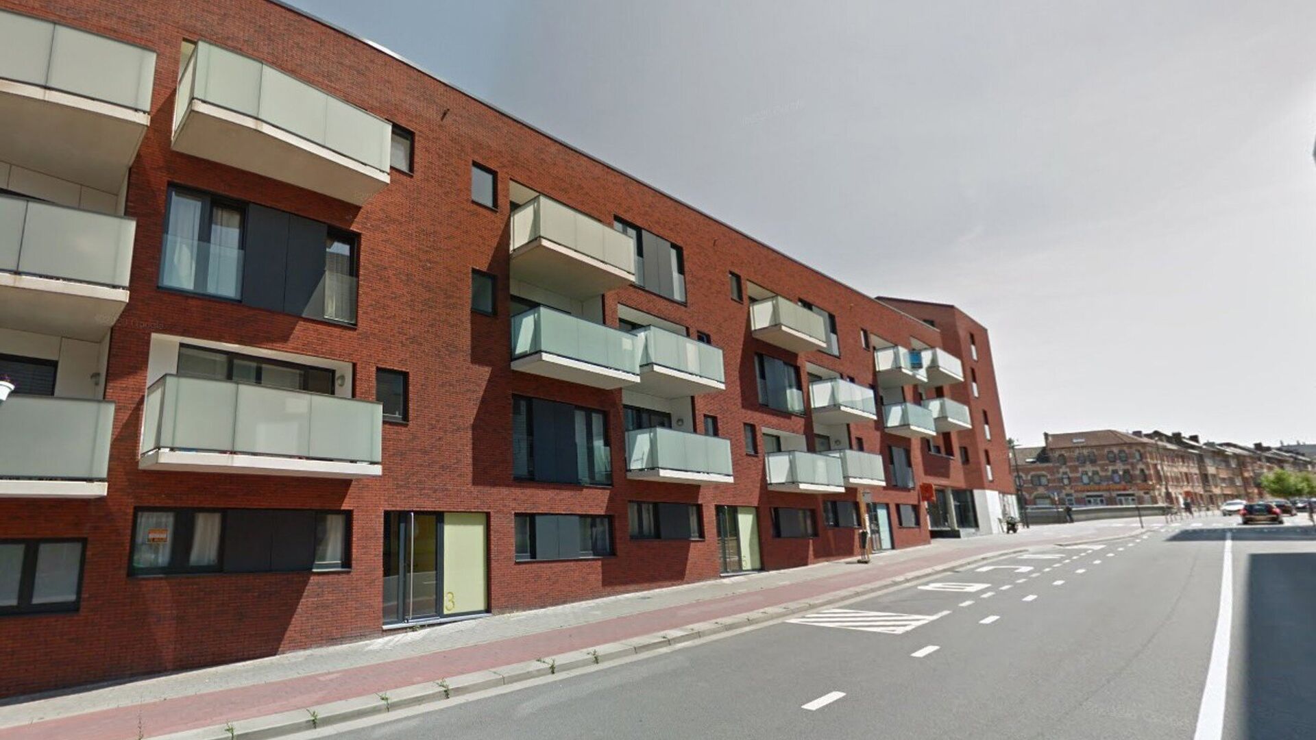 Gemeubeld tweeslaapkamer-appartement met een bewoonbare oppervlakte van 85m² gelegen aan de achterkant van het station van Leuven. Juist buiten de ring van Leuven en toch op wandelafstand van de gezellige winkelstraat, de Bondgenotenlaan. Indeling: inkom