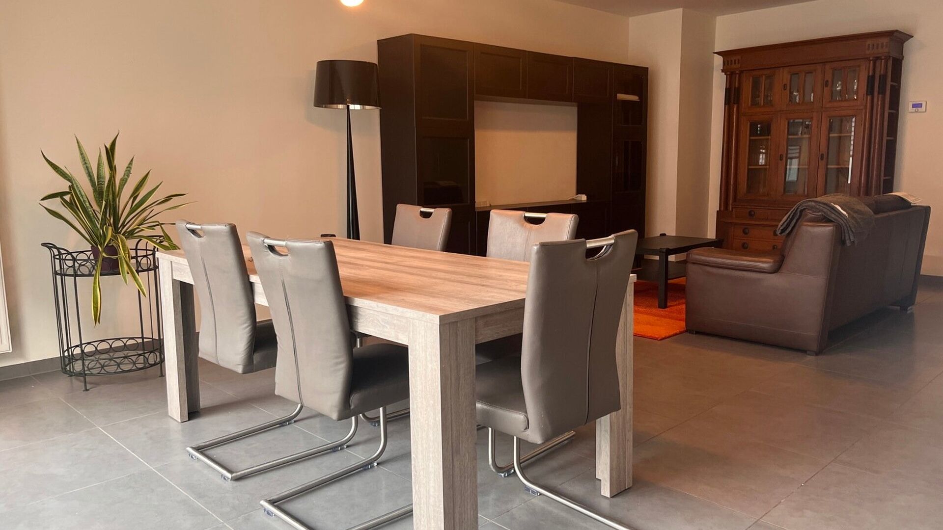 Gemeubeld tweeslaapkamer-appartement met een bewoonbare oppervlakte van 85m² gelegen aan de achterkant van het station van Leuven. Juist buiten de ring van Leuven en toch op wandelafstand van de gezellige winkelstraat, de Bondgenotenlaan. Indeling: inkom