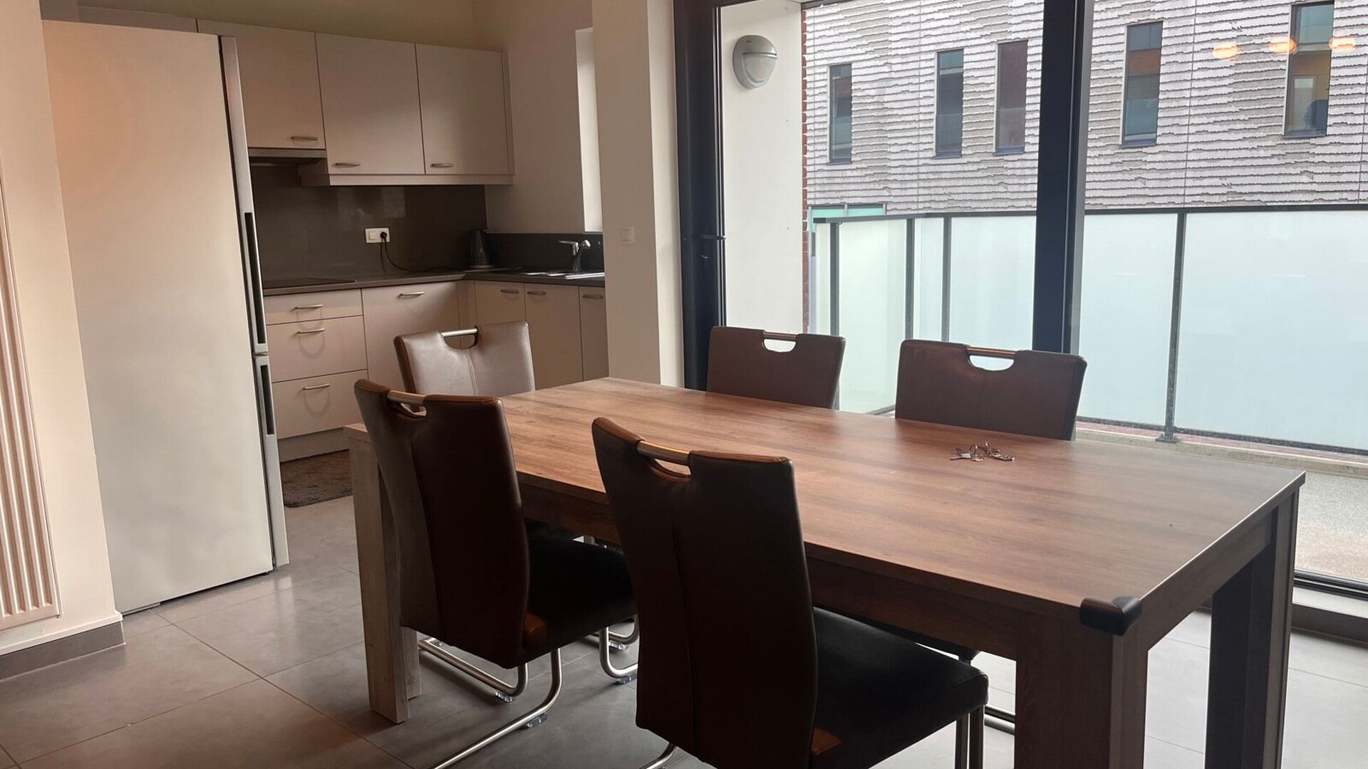 Gemeubeld tweeslaapkamer-appartement met een bewoonbare oppervlakte van 85m² gelegen aan de achterkant van het station van Leuven. Juist buiten de ring van Leuven en toch op wandelafstand van de gezellige winkelstraat, de Bondgenotenlaan. Indeling: inkom