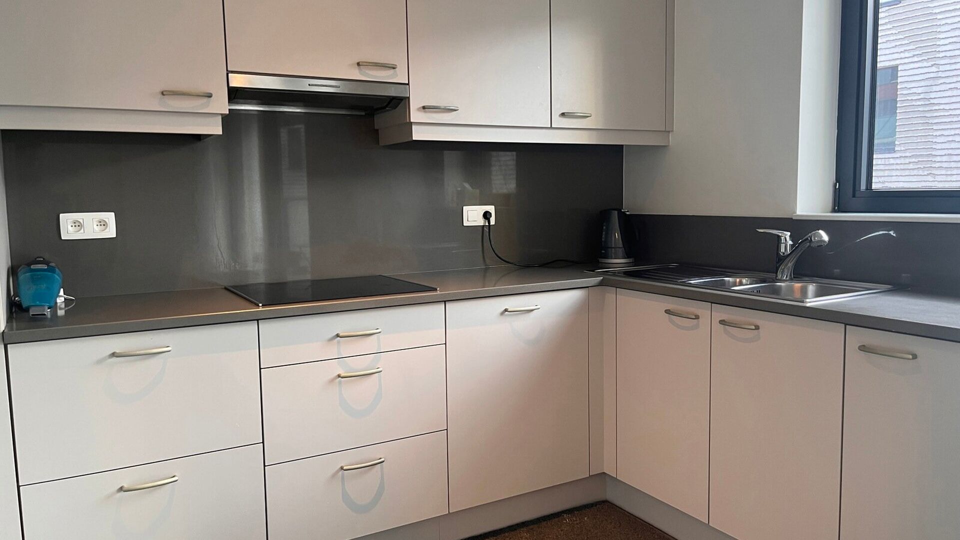 Gemeubeld tweeslaapkamer-appartement met een bewoonbare oppervlakte van 85m² gelegen aan de achterkant van het station van Leuven. Juist buiten de ring van Leuven en toch op wandelafstand van de gezellige winkelstraat, de Bondgenotenlaan. Indeling: inkom