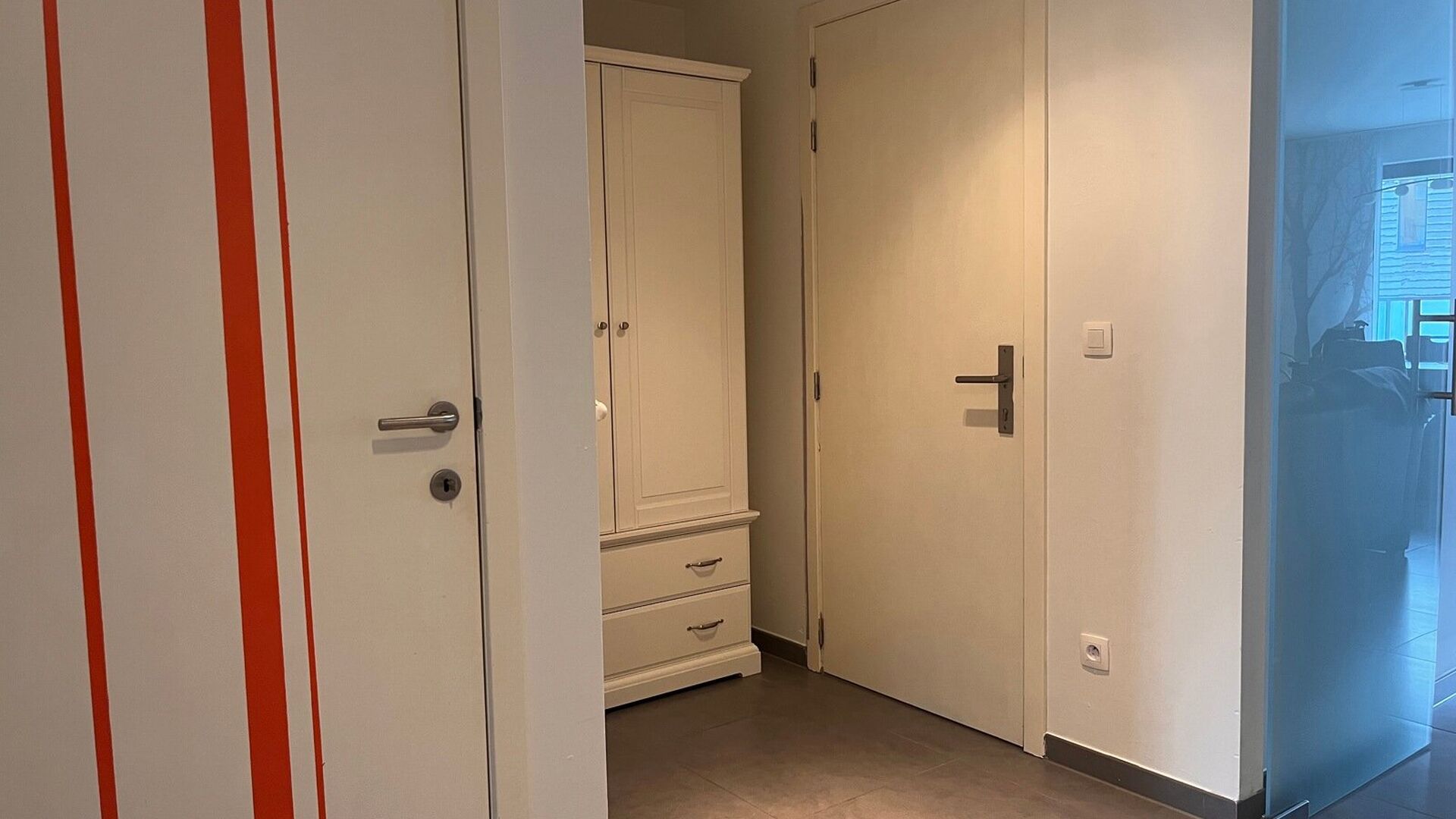Gemeubeld tweeslaapkamer-appartement met een bewoonbare oppervlakte van 85m² gelegen aan de achterkant van het station van Leuven. Juist buiten de ring van Leuven en toch op wandelafstand van de gezellige winkelstraat, de Bondgenotenlaan. Indeling: inkom