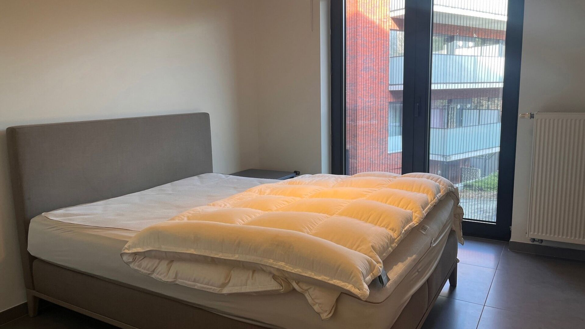 Gemeubeld tweeslaapkamer-appartement met een bewoonbare oppervlakte van 85m² gelegen aan de achterkant van het station van Leuven. Juist buiten de ring van Leuven en toch op wandelafstand van de gezellige winkelstraat, de Bondgenotenlaan. Indeling: inkom