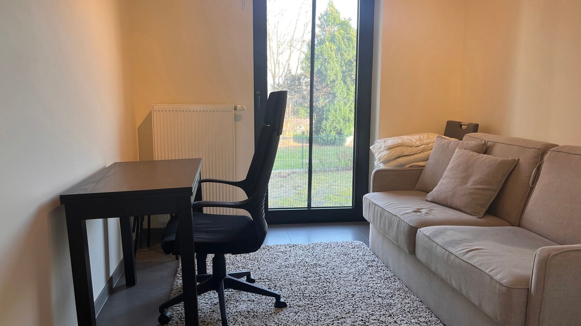 Gemeubeld tweeslaapkamer-appartement met een bewoonbare oppervlakte van 85m² gelegen aan de achterkant van het station van Leuven. Juist buiten de ring van Leuven en toch op wandelafstand van de gezellige winkelstraat, de Bondgenotenlaan. Indeling: inkom