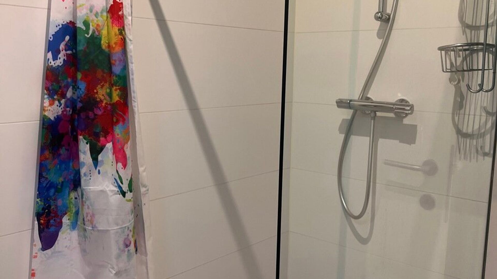 Gemeubeld tweeslaapkamer-appartement met een bewoonbare oppervlakte van 85m² gelegen aan de achterkant van het station van Leuven. Juist buiten de ring van Leuven en toch op wandelafstand van de gezellige winkelstraat, de Bondgenotenlaan. Indeling: inkom