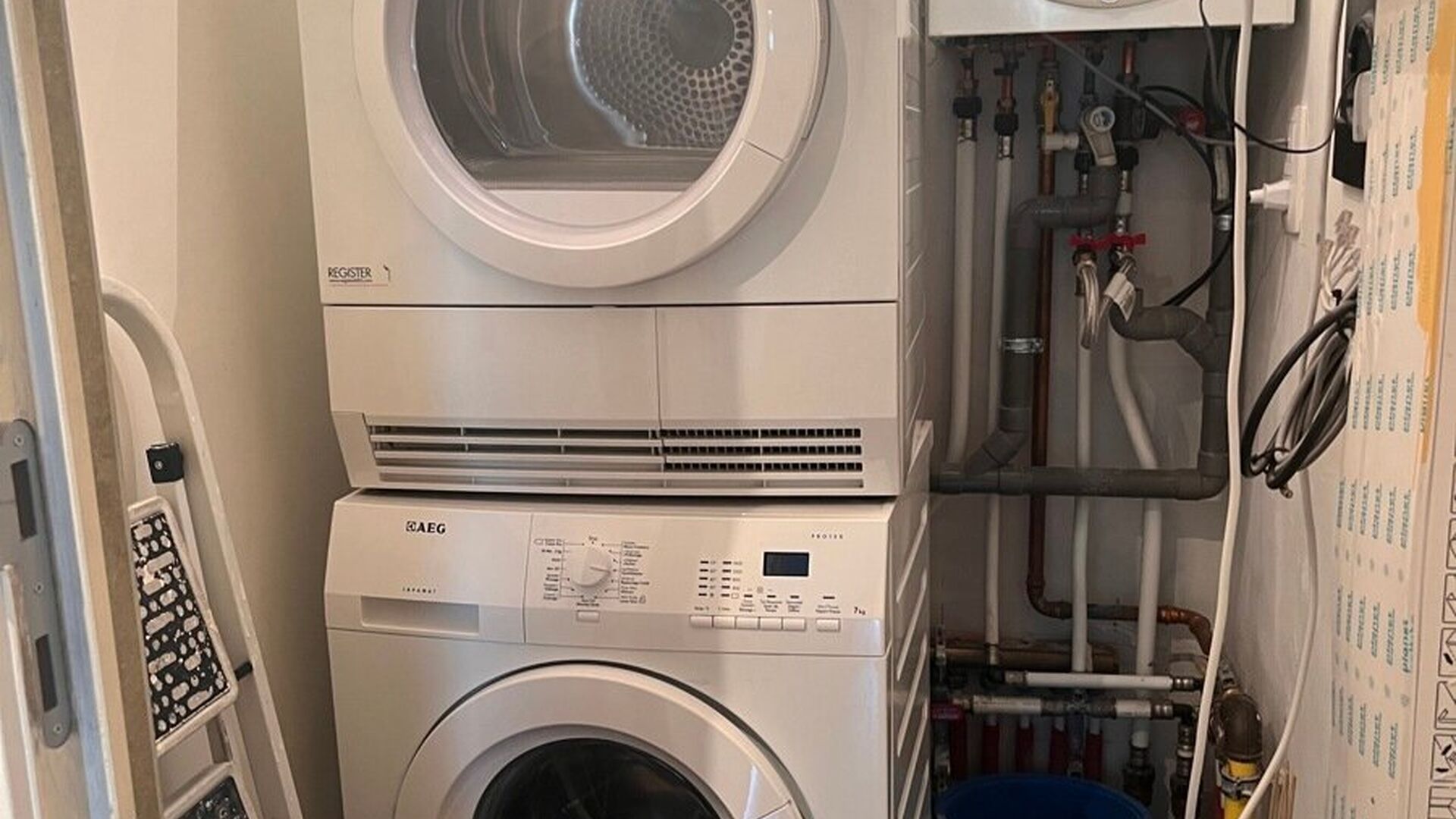 Gemeubeld tweeslaapkamer-appartement met een bewoonbare oppervlakte van 85m² gelegen aan de achterkant van het station van Leuven. Juist buiten de ring van Leuven en toch op wandelafstand van de gezellige winkelstraat, de Bondgenotenlaan. Indeling: inkom