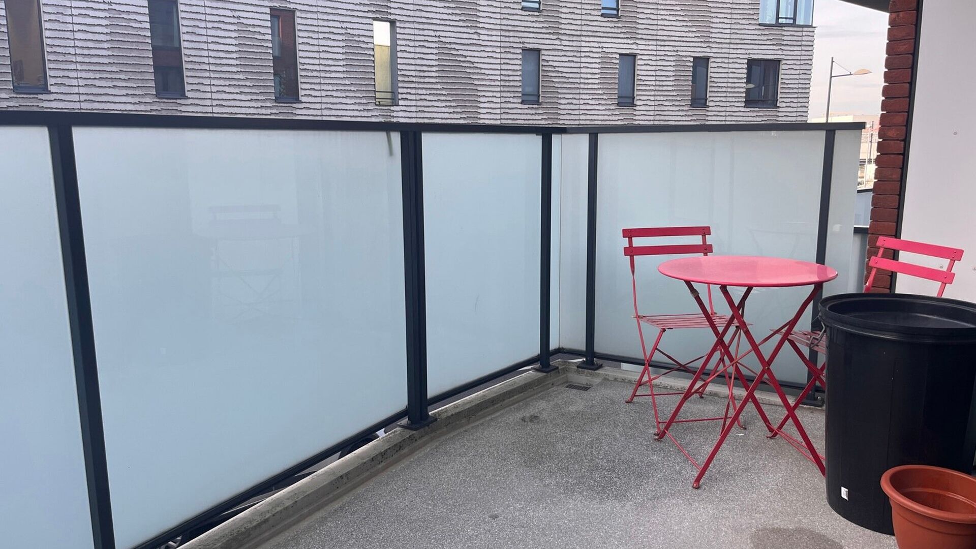 Gemeubeld tweeslaapkamer-appartement met een bewoonbare oppervlakte van 85m² gelegen aan de achterkant van het station van Leuven. Juist buiten de ring van Leuven en toch op wandelafstand van de gezellige winkelstraat, de Bondgenotenlaan. Indeling: inkom