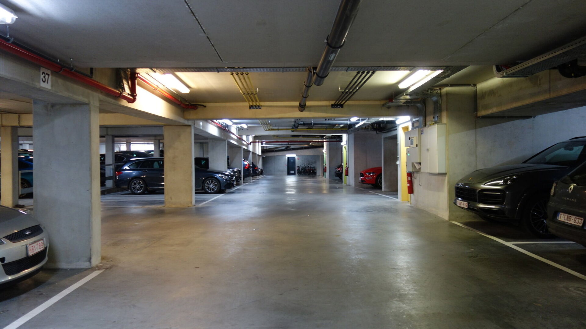 Gemeubeld tweeslaapkamer-appartement met een bewoonbare oppervlakte van 85m² gelegen aan de achterkant van het station van Leuven. Juist buiten de ring van Leuven en toch op wandelafstand van de gezellige winkelstraat, de Bondgenotenlaan. Indeling: inkom