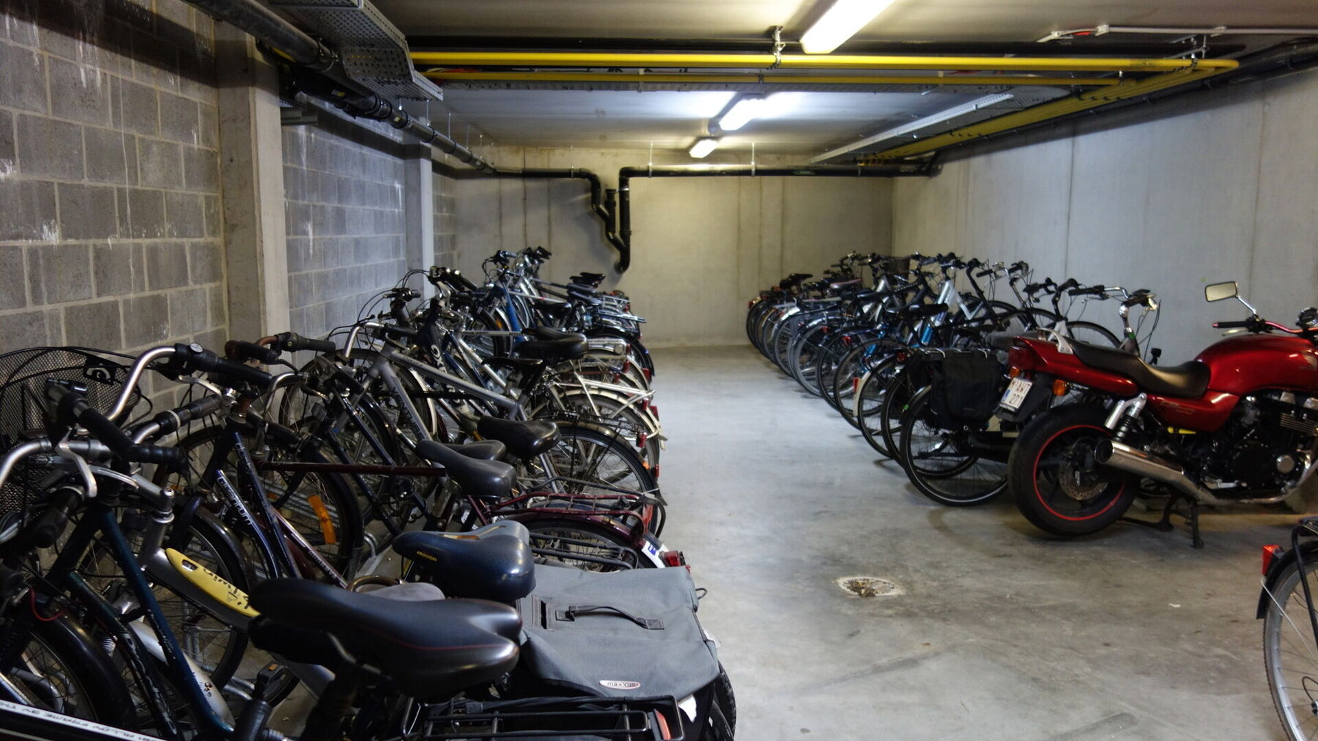 Gemeubeld tweeslaapkamer-appartement met een bewoonbare oppervlakte van 85m² gelegen aan de achterkant van het station van Leuven. Juist buiten de ring van Leuven en toch op wandelafstand van de gezellige winkelstraat, de Bondgenotenlaan. Indeling: inkom