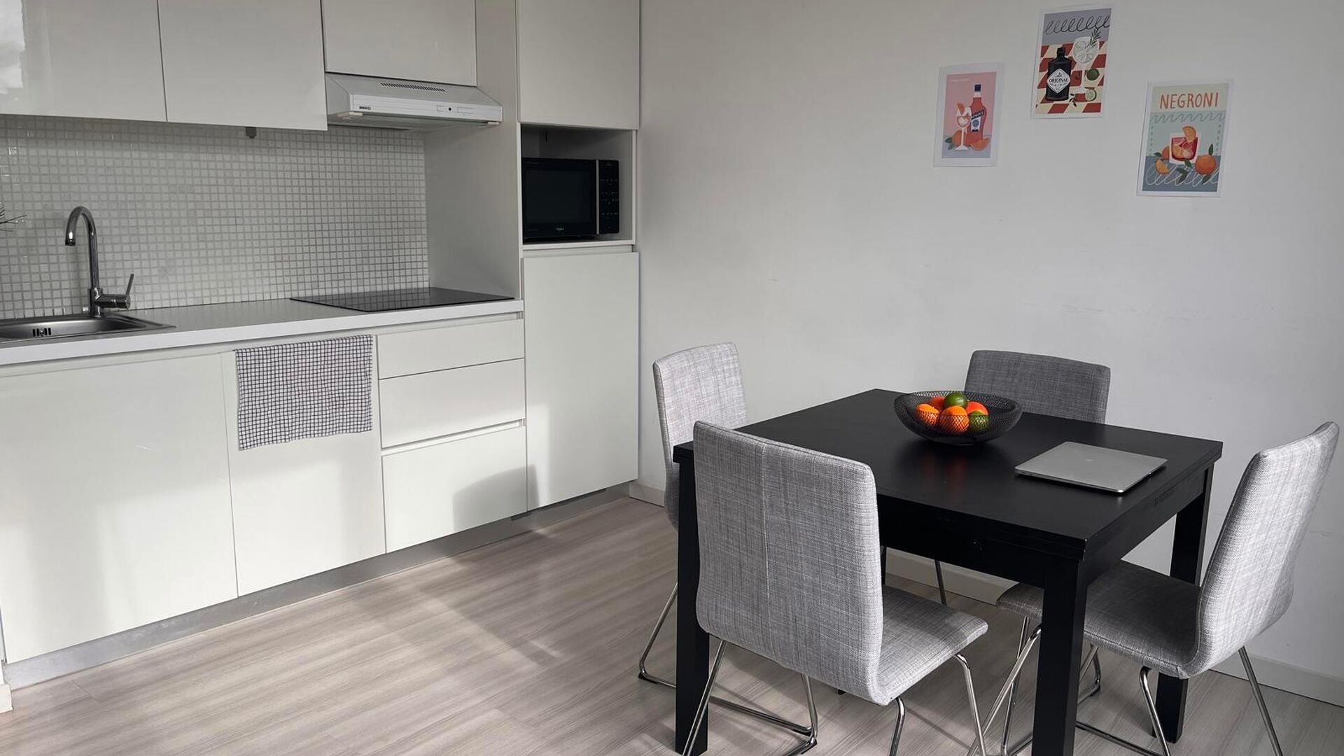 Zeer mooi, gemeubeld 1 slaapkamer appartement te centrum Leuven! Omvat mooie leefruimte met open geïnstalleerde keuken en toegang tot leuk zonneterras, aparte badkamer met lavabo, toilet en douche en achteraan ruime aparte slaapkamer met inbouwkasten! Id