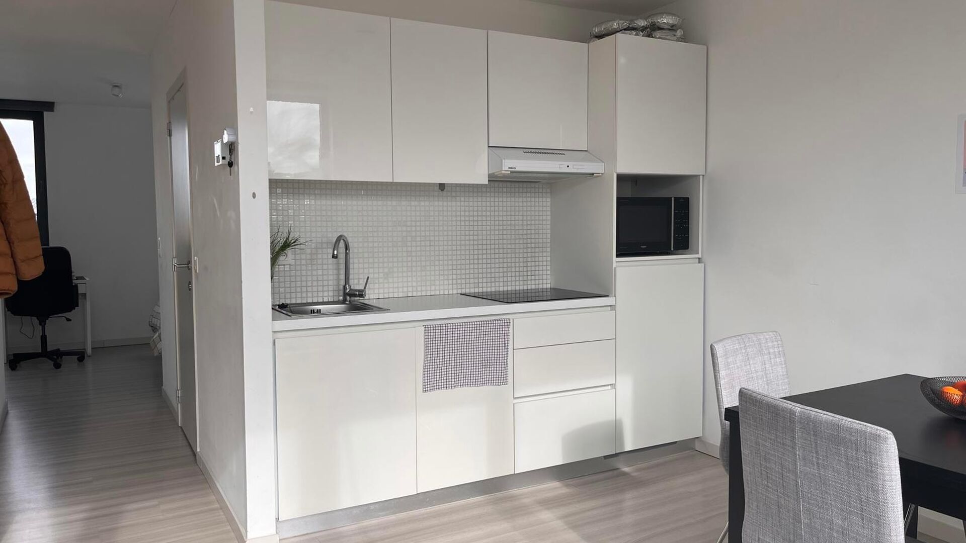 Zeer mooi, gemeubeld 1 slaapkamer appartement te centrum Leuven! Omvat mooie leefruimte met open geïnstalleerde keuken en toegang tot leuk zonneterras, aparte badkamer met lavabo, toilet en douche en achteraan ruime aparte slaapkamer met inbouwkasten! Id
