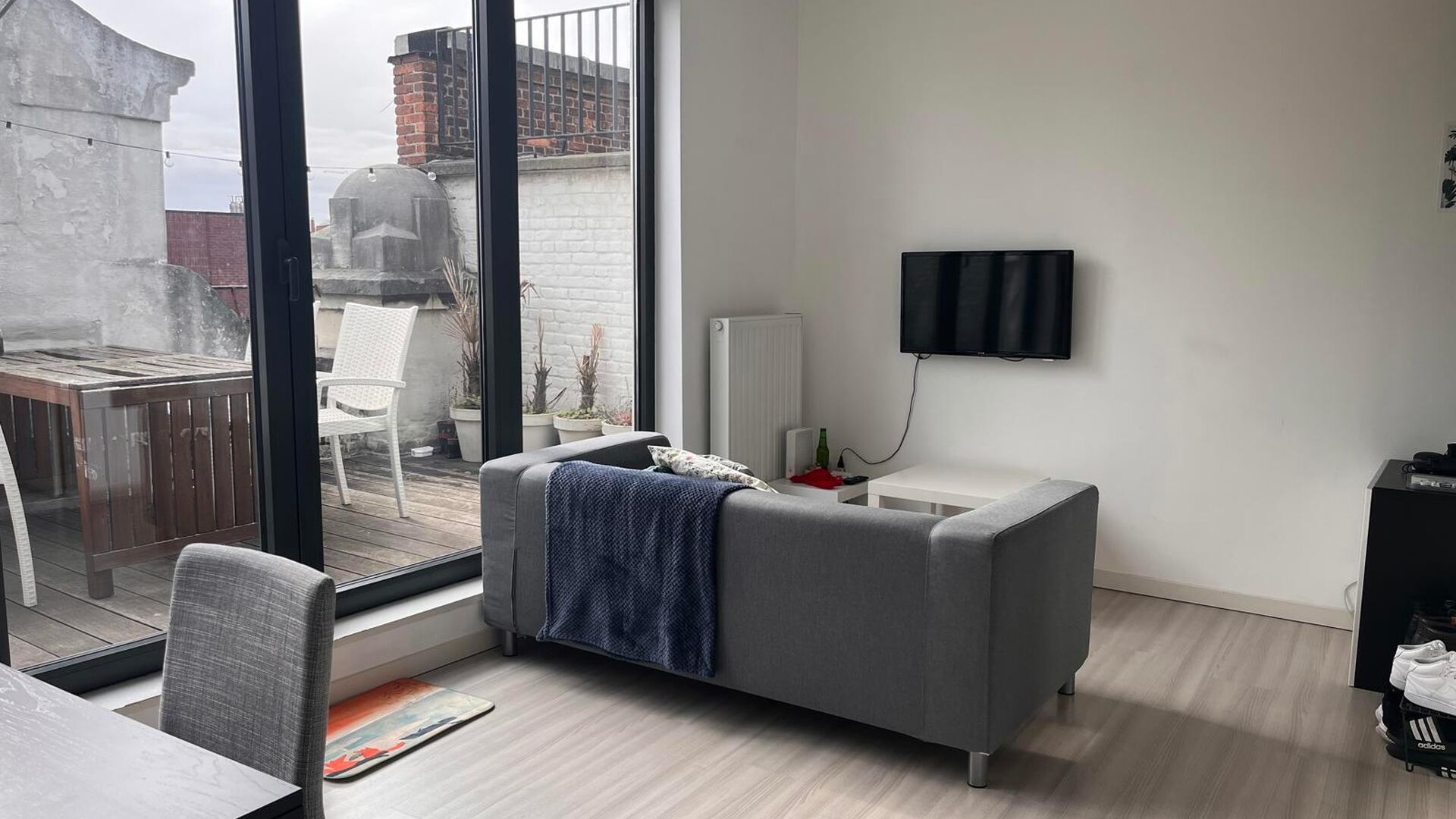Zeer mooi, gemeubeld 1 slaapkamer appartement te centrum Leuven! Omvat mooie leefruimte met open geïnstalleerde keuken en toegang tot leuk zonneterras, aparte badkamer met lavabo, toilet en douche en achteraan ruime aparte slaapkamer met inbouwkasten! Id