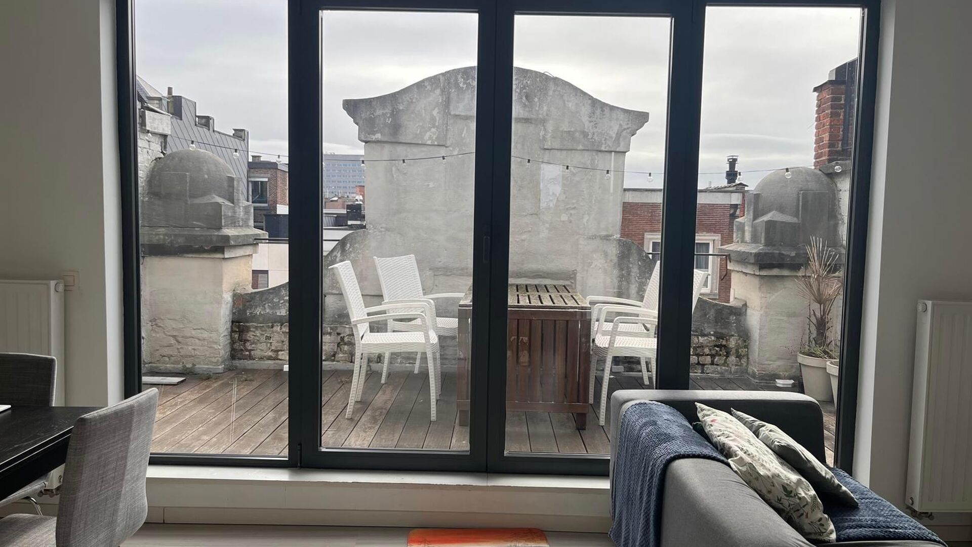 Zeer mooi, gemeubeld 1 slaapkamer appartement te centrum Leuven! Omvat mooie leefruimte met open geïnstalleerde keuken en toegang tot leuk zonneterras, aparte badkamer met lavabo, toilet en douche en achteraan ruime aparte slaapkamer met inbouwkasten! Id