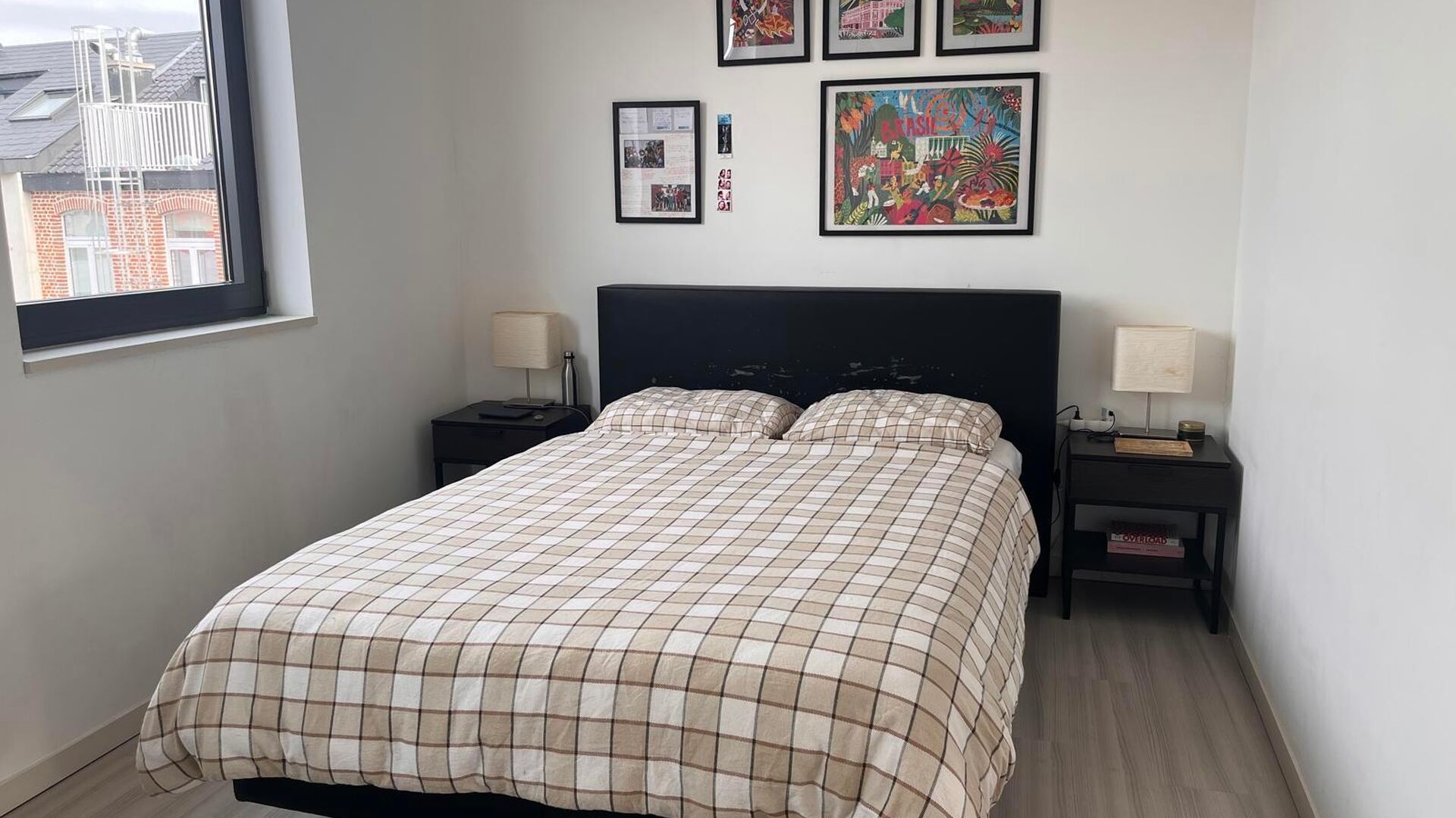 Zeer mooi, gemeubeld 1 slaapkamer appartement te centrum Leuven! Omvat mooie leefruimte met open geïnstalleerde keuken en toegang tot leuk zonneterras, aparte badkamer met lavabo, toilet en douche en achteraan ruime aparte slaapkamer met inbouwkasten! Id