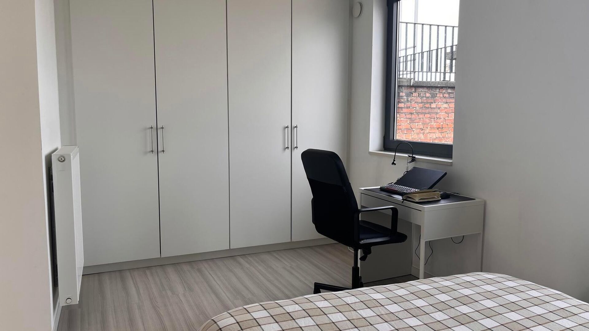 Zeer mooi, gemeubeld 1 slaapkamer appartement te centrum Leuven! Omvat mooie leefruimte met open geïnstalleerde keuken en toegang tot leuk zonneterras, aparte badkamer met lavabo, toilet en douche en achteraan ruime aparte slaapkamer met inbouwkasten! Id