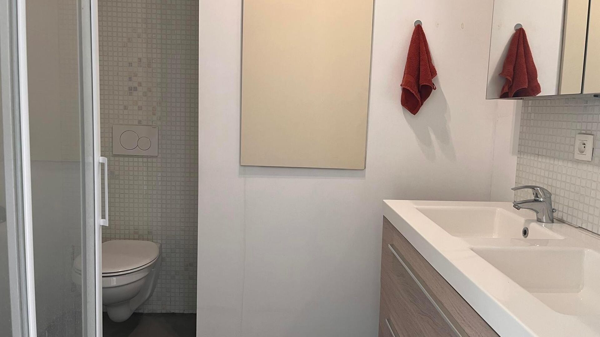 Zeer mooi, gemeubeld 1 slaapkamer appartement te centrum Leuven! Omvat mooie leefruimte met open geïnstalleerde keuken en toegang tot leuk zonneterras, aparte badkamer met lavabo, toilet en douche en achteraan ruime aparte slaapkamer met inbouwkasten! Id