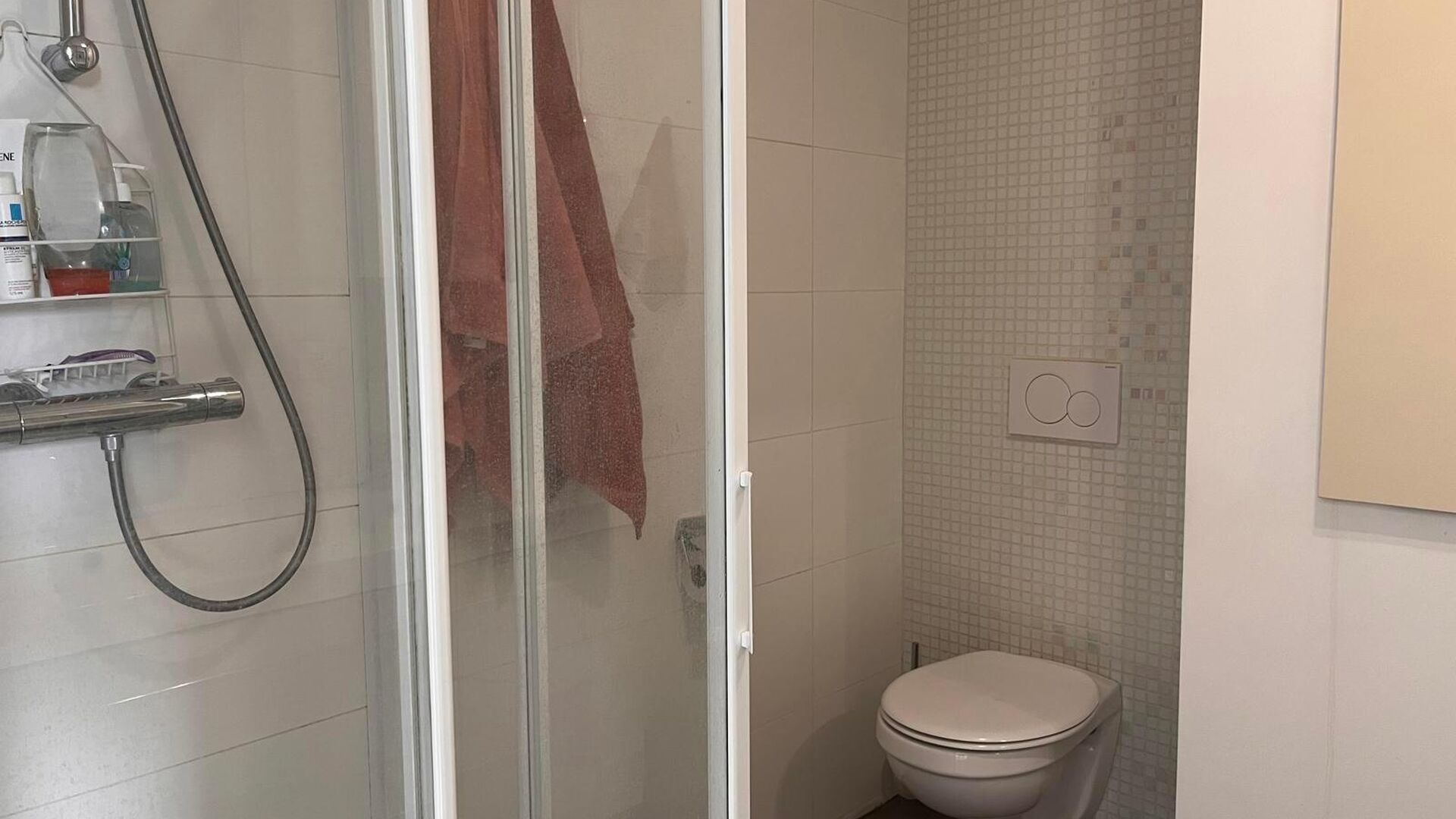 Zeer mooi, gemeubeld 1 slaapkamer appartement te centrum Leuven! Omvat mooie leefruimte met open geïnstalleerde keuken en toegang tot leuk zonneterras, aparte badkamer met lavabo, toilet en douche en achteraan ruime aparte slaapkamer met inbouwkasten! Id