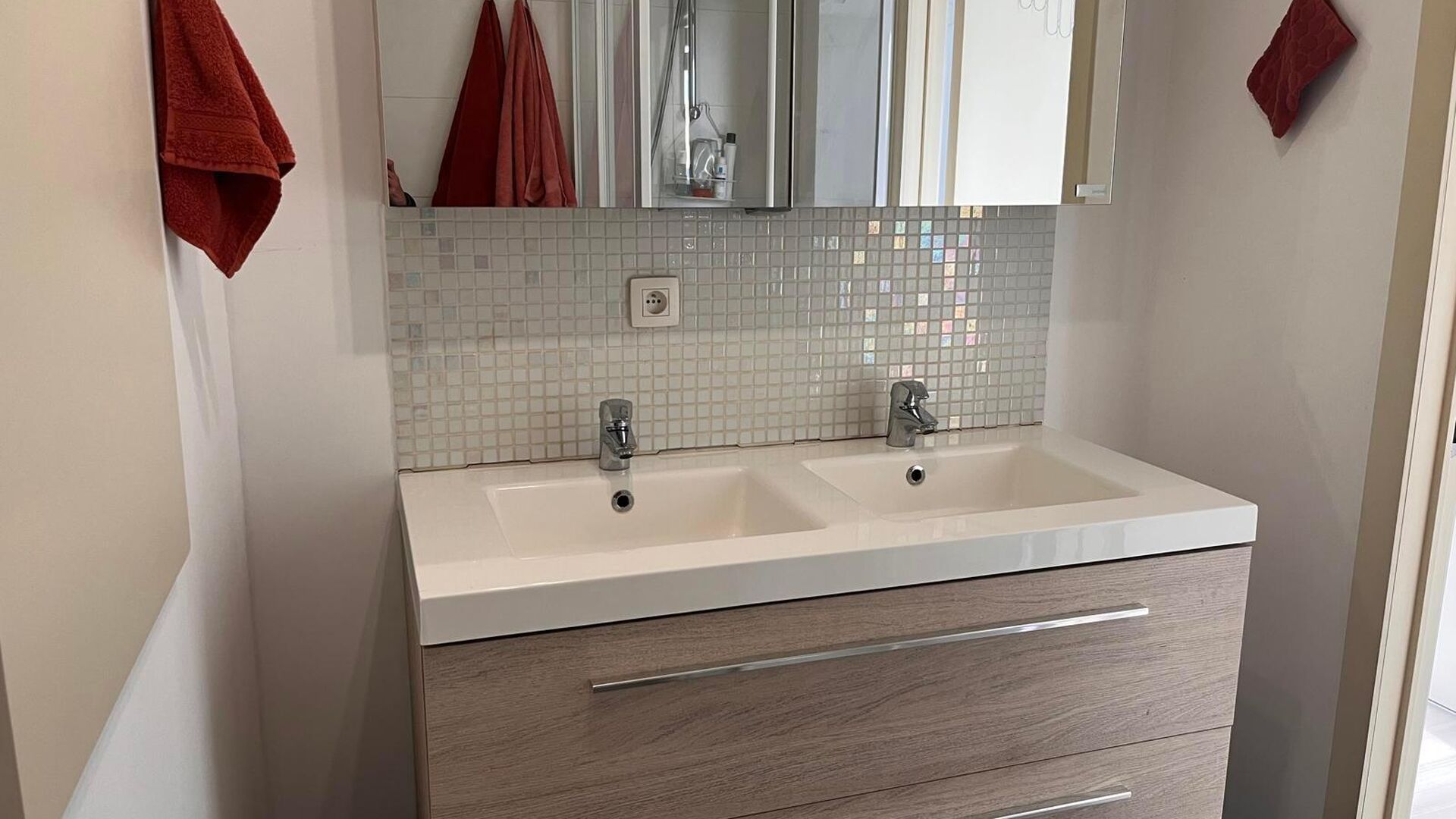 Zeer mooi, gemeubeld 1 slaapkamer appartement te centrum Leuven! Omvat mooie leefruimte met open geïnstalleerde keuken en toegang tot leuk zonneterras, aparte badkamer met lavabo, toilet en douche en achteraan ruime aparte slaapkamer met inbouwkasten! Id