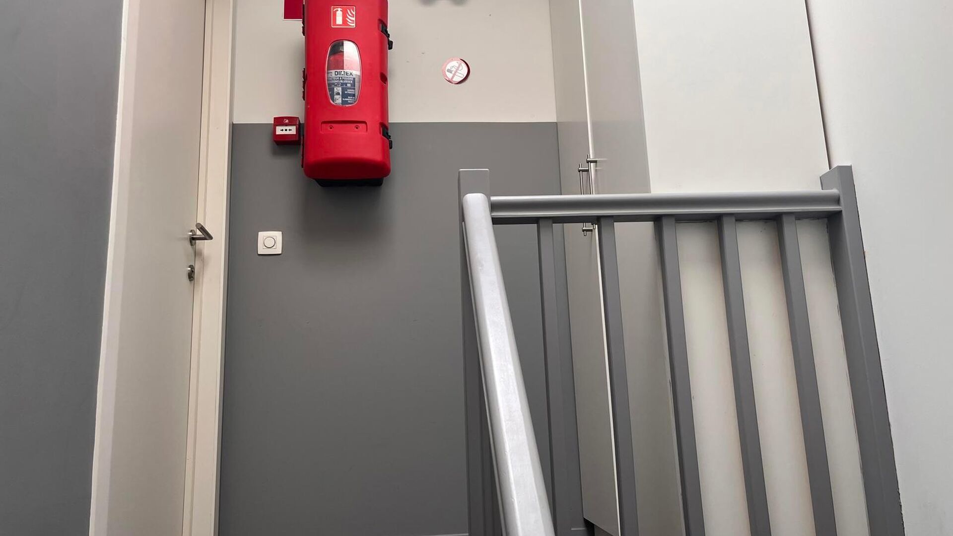 Zeer mooi, gemeubeld 1 slaapkamer appartement te centrum Leuven! Omvat mooie leefruimte met open geïnstalleerde keuken en toegang tot leuk zonneterras, aparte badkamer met lavabo, toilet en douche en achteraan ruime aparte slaapkamer met inbouwkasten! Id