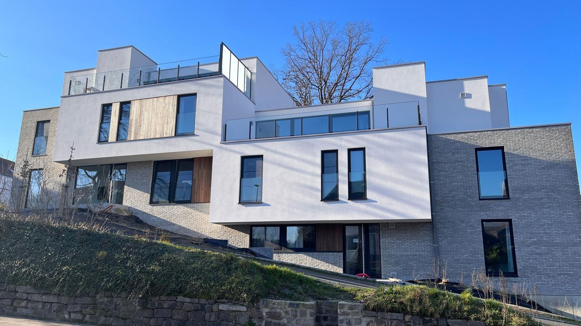 Deze kleinschalige luxe-residentie huisvest 8 appartementen, waaronder deze duplex-penthouse op de eerste en tweede verdieping. Het appartement omvat een inkomgang (lift komt tot in het appartement) op de tweede verdieping met apart toilet, open ge&iuml;nstal