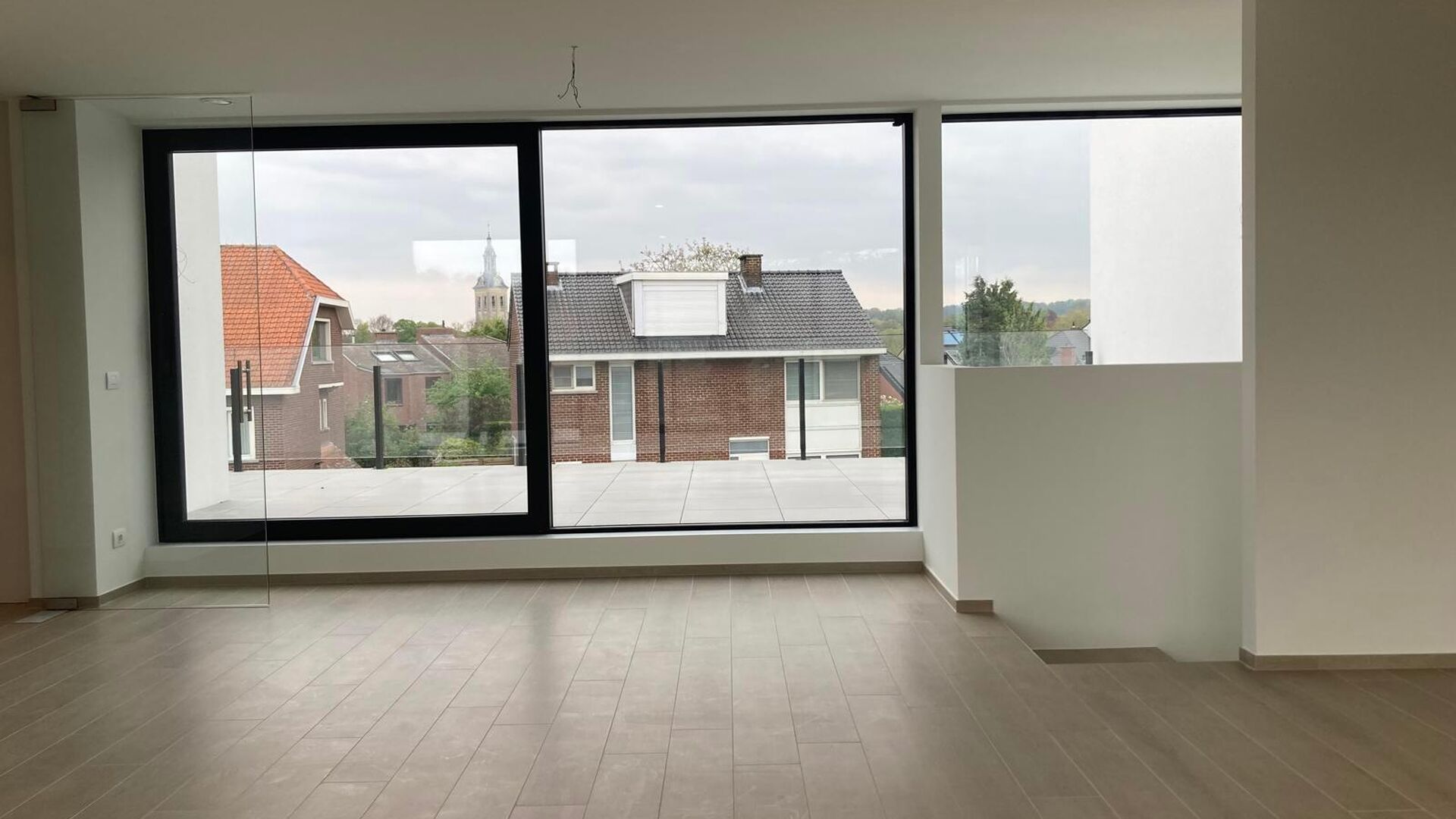Deze kleinschalige luxe-residentie huisvest 8 appartementen, waaronder deze duplex-penthouse op de eerste en tweede verdieping. Het appartement omvat een inkomgang (lift komt tot in het appartement) op de tweede verdieping met apart toilet, open ge&iuml;nstal