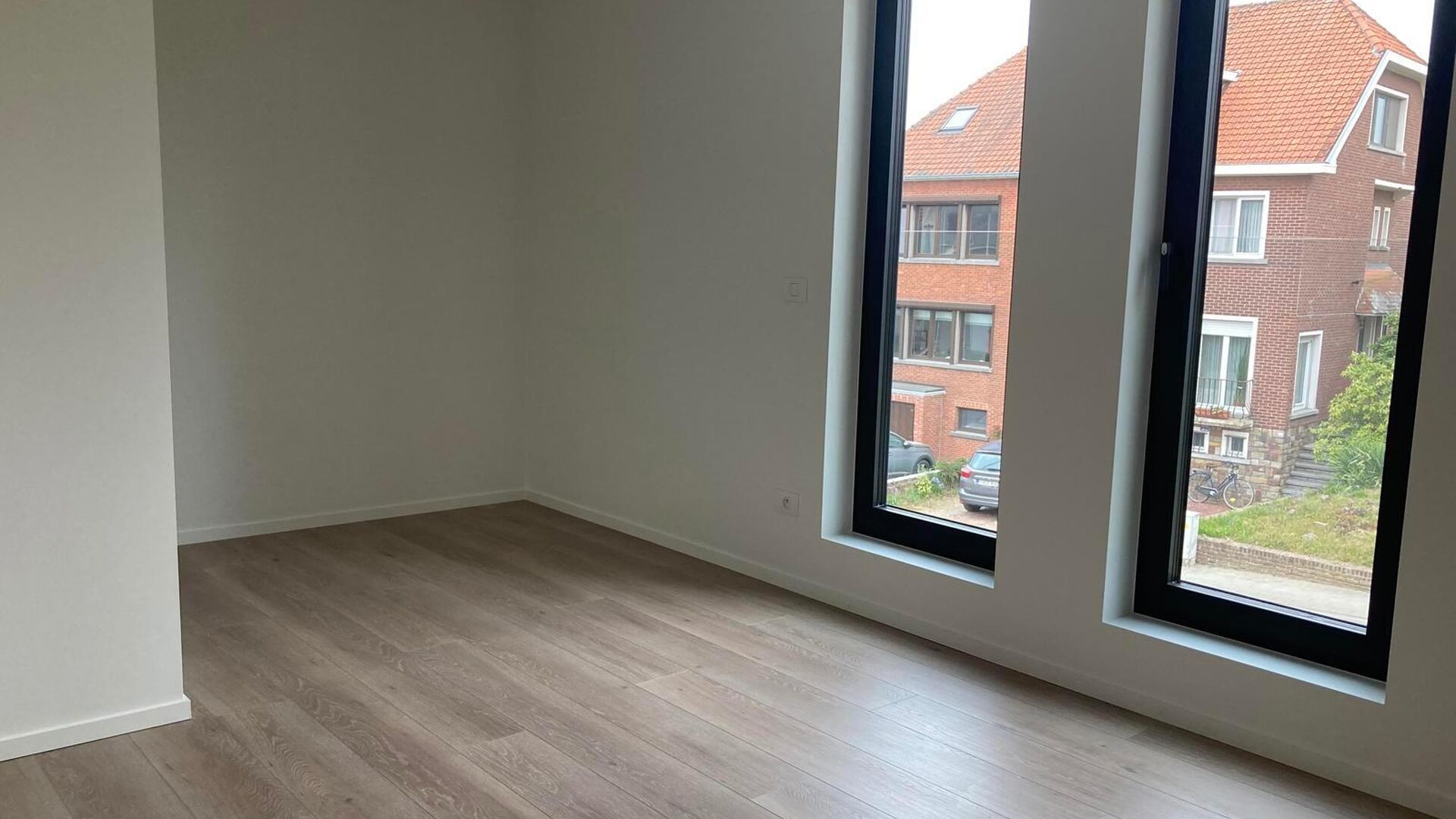 Deze kleinschalige luxe-residentie huisvest 8 appartementen, waaronder deze duplex-penthouse op de eerste en tweede verdieping. Het appartement omvat een inkomgang (lift komt tot in het appartement) op de tweede verdieping met apart toilet, open ge&iuml;nstal