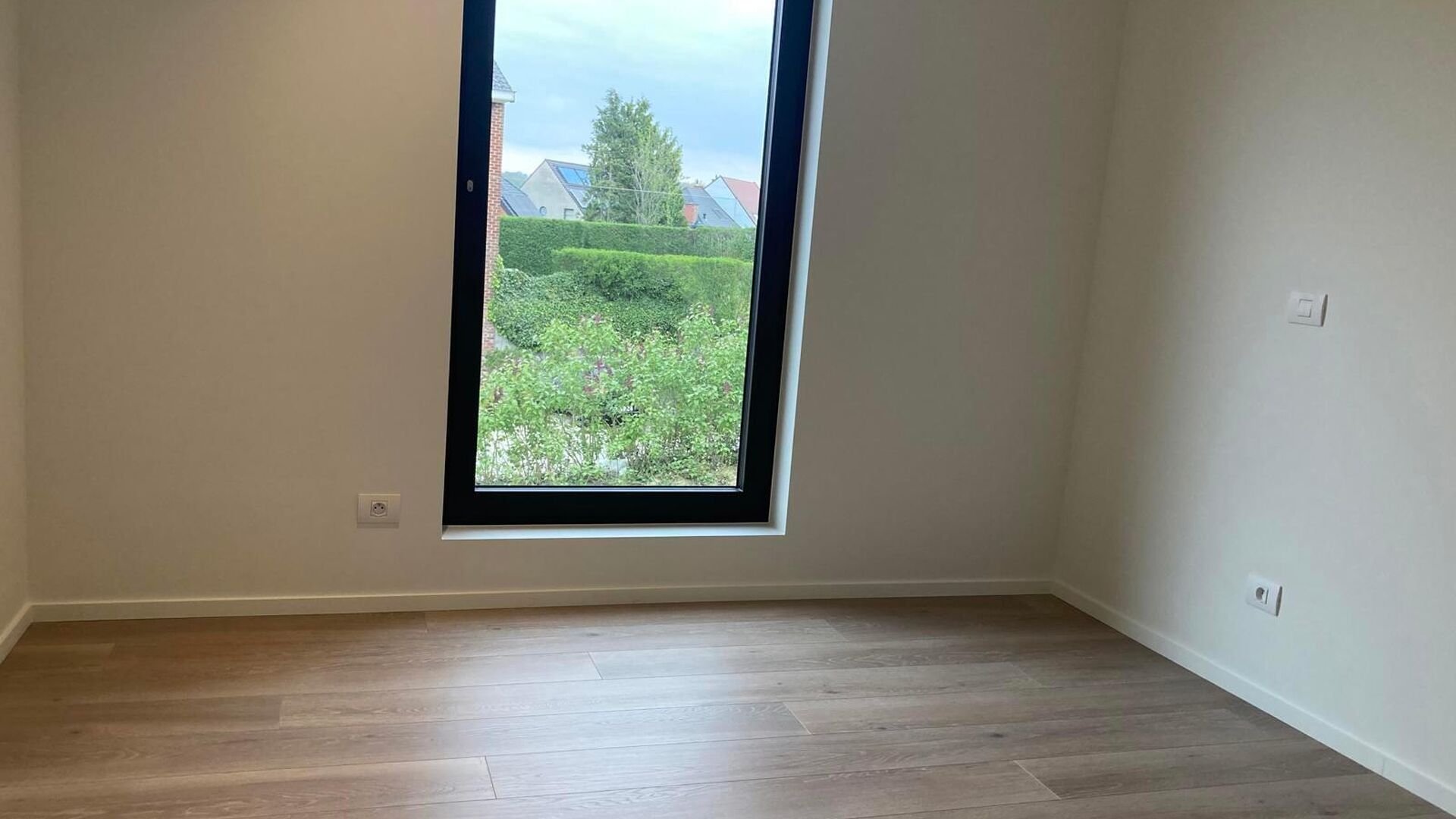 Deze kleinschalige luxe-residentie huisvest 8 appartementen, waaronder deze duplex-penthouse op de eerste en tweede verdieping. Het appartement omvat een inkomgang (lift komt tot in het appartement) op de tweede verdieping met apart toilet, open ge&iuml;nstal