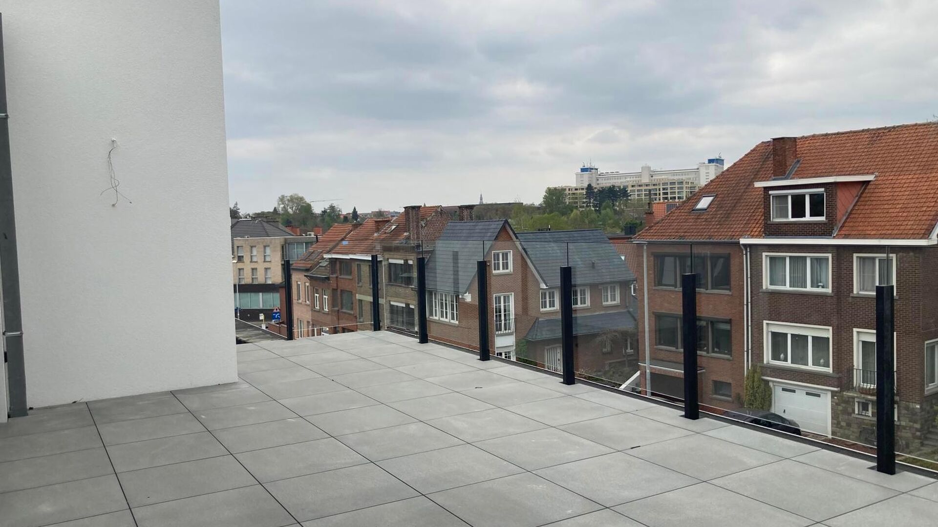 Deze kleinschalige luxe-residentie huisvest 8 appartementen, waaronder deze duplex-penthouse op de eerste en tweede verdieping. Het appartement omvat een inkomgang (lift komt tot in het appartement) op de tweede verdieping met apart toilet, open ge&iuml;nstal