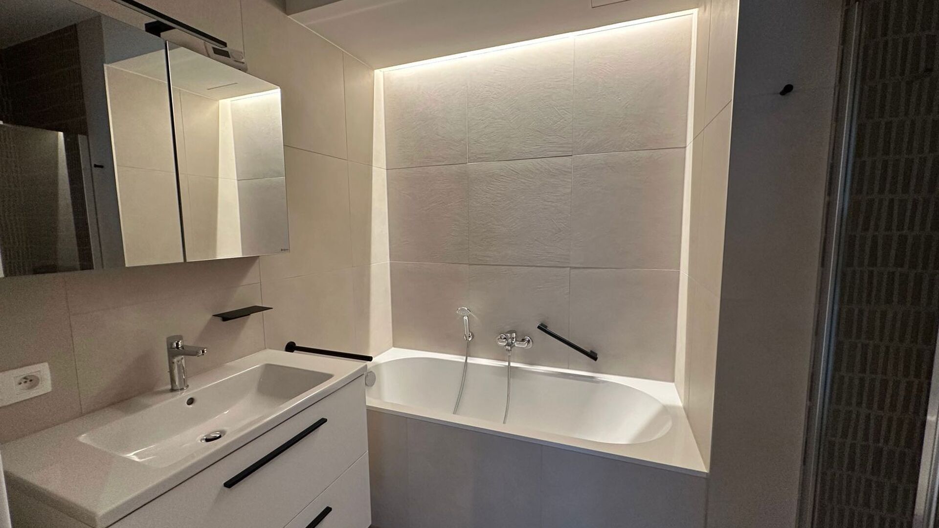 Luxueus nieuwbouwappartement met 2 slaapkamers in gloednieuw woonproject Burenberg.
 
Dit energiezuinig nieuwbouwappartement maakt deel uit van het prestigieuze woonproject Burenberg. Een nieuwe ontwikkeling in Leuven met verschillende troeven zoals de ru