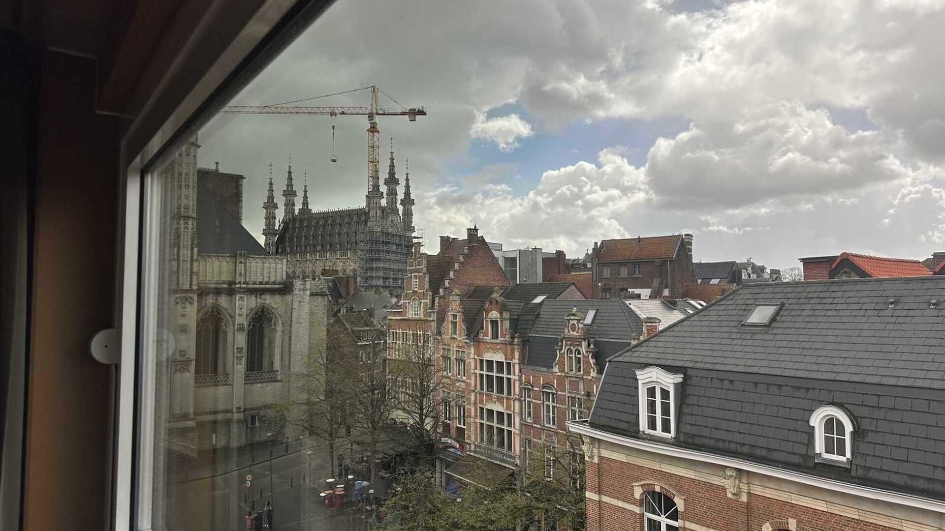 Dit appartement op de vijfde verdieping is ideaal gelegen in het bruisende centrum van Leuven, op een steenworp van de Grote Markt, de Vismarkt, openbaar vervoer en tal van winkels en horecazaken.

Het appartement bevindt zich in een gebouw met een lift e