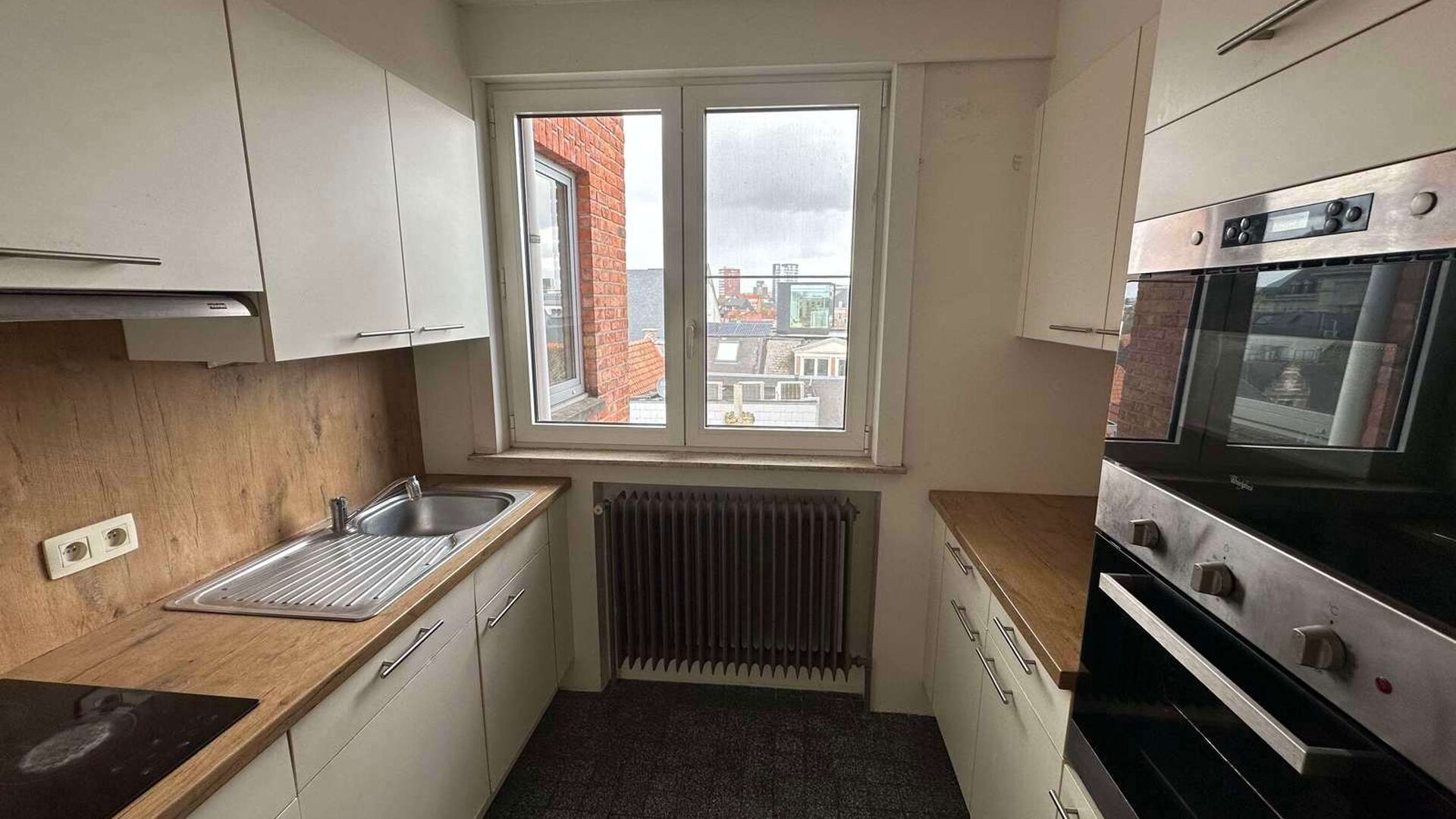 Dit appartement op de vijfde verdieping is ideaal gelegen in het bruisende centrum van Leuven, op een steenworp van de Grote Markt, de Vismarkt, openbaar vervoer en tal van winkels en horecazaken.

Het appartement bevindt zich in een gebouw met een lift e