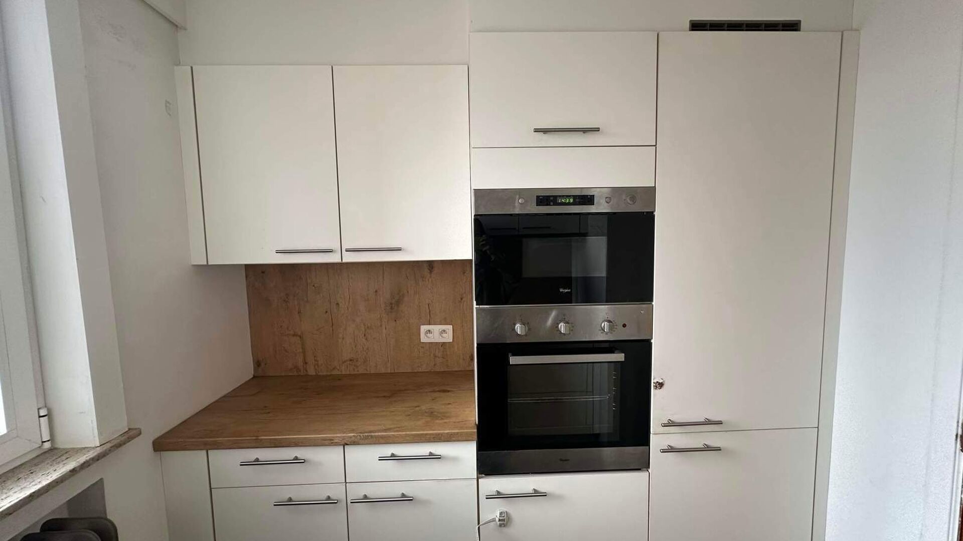 Dit appartement op de vijfde verdieping is ideaal gelegen in het bruisende centrum van Leuven, op een steenworp van de Grote Markt, de Vismarkt, openbaar vervoer en tal van winkels en horecazaken.

Het appartement bevindt zich in een gebouw met een lift e