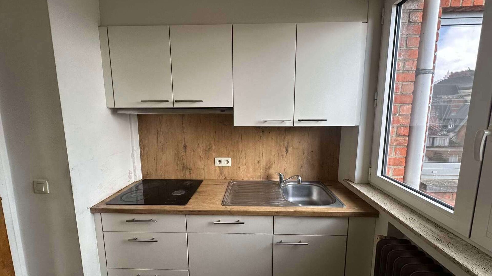 Dit appartement op de vijfde verdieping is ideaal gelegen in het bruisende centrum van Leuven, op een steenworp van de Grote Markt, de Vismarkt, openbaar vervoer en tal van winkels en horecazaken.

Het appartement bevindt zich in een gebouw met een lift e