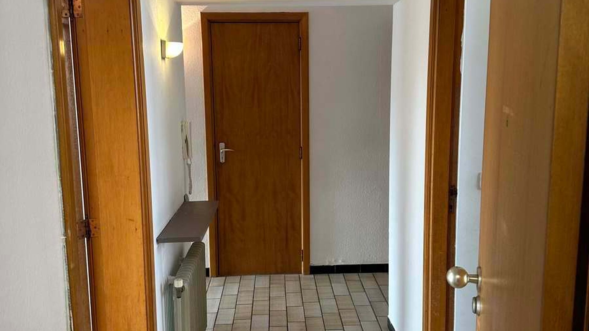 Dit appartement op de vijfde verdieping is ideaal gelegen in het bruisende centrum van Leuven, op een steenworp van de Grote Markt, de Vismarkt, openbaar vervoer en tal van winkels en horecazaken.

Het appartement bevindt zich in een gebouw met een lift e
