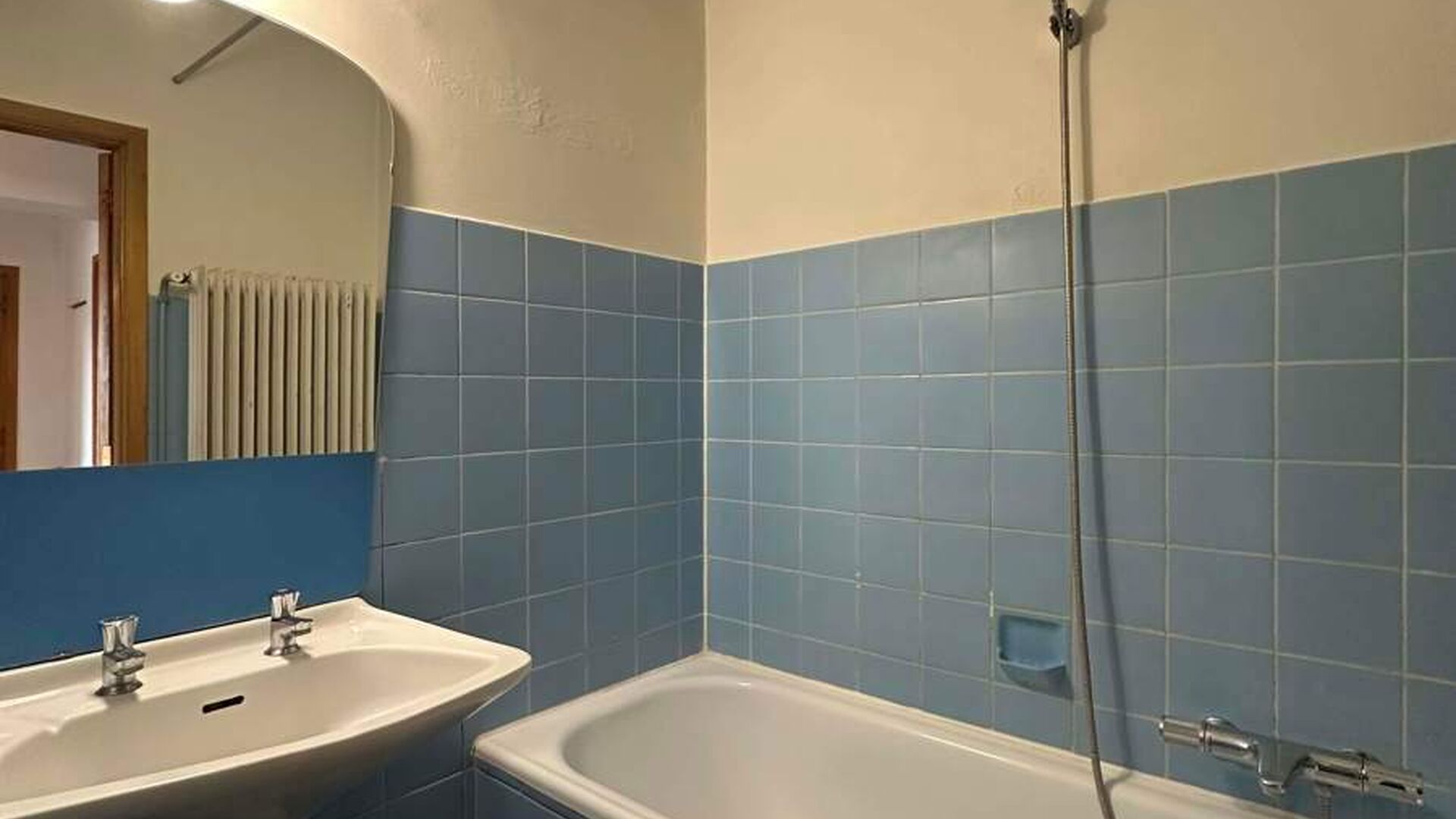 Dit appartement op de vijfde verdieping is ideaal gelegen in het bruisende centrum van Leuven, op een steenworp van de Grote Markt, de Vismarkt, openbaar vervoer en tal van winkels en horecazaken.

Het appartement bevindt zich in een gebouw met een lift e