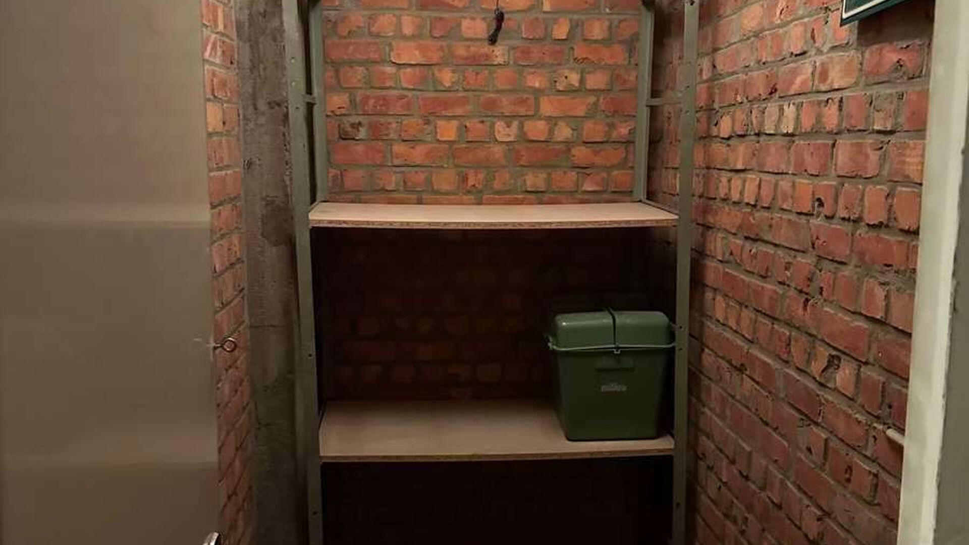 Dit appartement op de vijfde verdieping is ideaal gelegen in het bruisende centrum van Leuven, op een steenworp van de Grote Markt, de Vismarkt, openbaar vervoer en tal van winkels en horecazaken.

Het appartement bevindt zich in een gebouw met een lift e