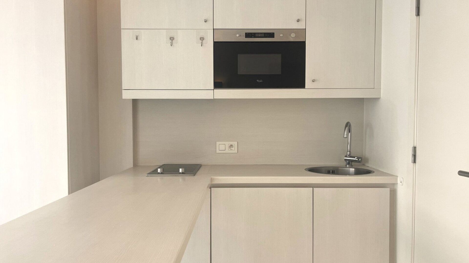 VOOR ACADEMIEJAAR 2026-2027
Welkom in deze ruime studentenstudio gelegen in hartje Leuven!
Deze ruime studio beschikt over een ge&iuml;nstalleerde kitchenette, eigen sanitair en een ge&iuml;nstalleerd meubel met opklapbaarbed.
Dankzij de grote raampartijen kan u 