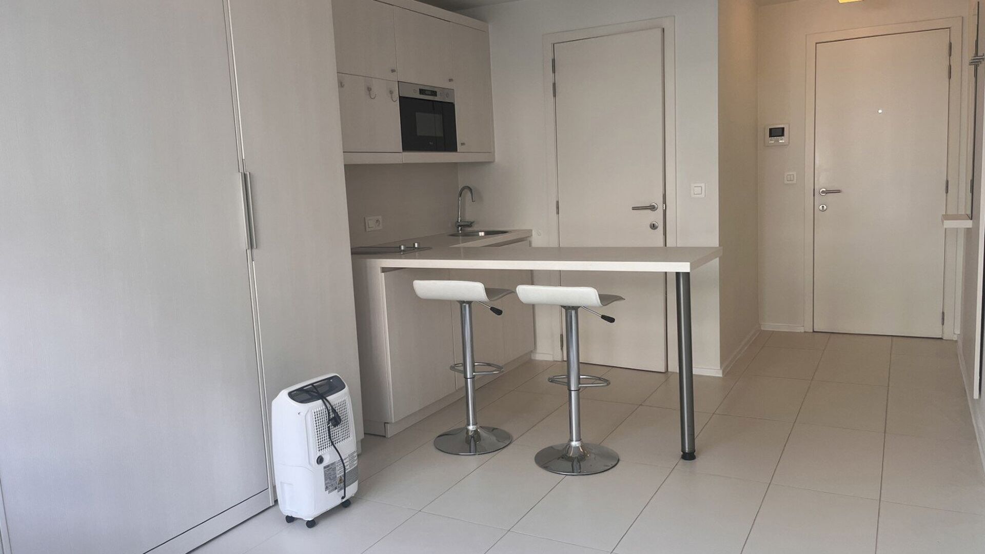 VOOR ACADEMIEJAAR 2026-2027
Welkom in deze ruime studentenstudio gelegen in hartje Leuven!
Deze ruime studio beschikt over een ge&iuml;nstalleerde kitchenette, eigen sanitair en een ge&iuml;nstalleerd meubel met opklapbaarbed.
Dankzij de grote raampartijen kan u 