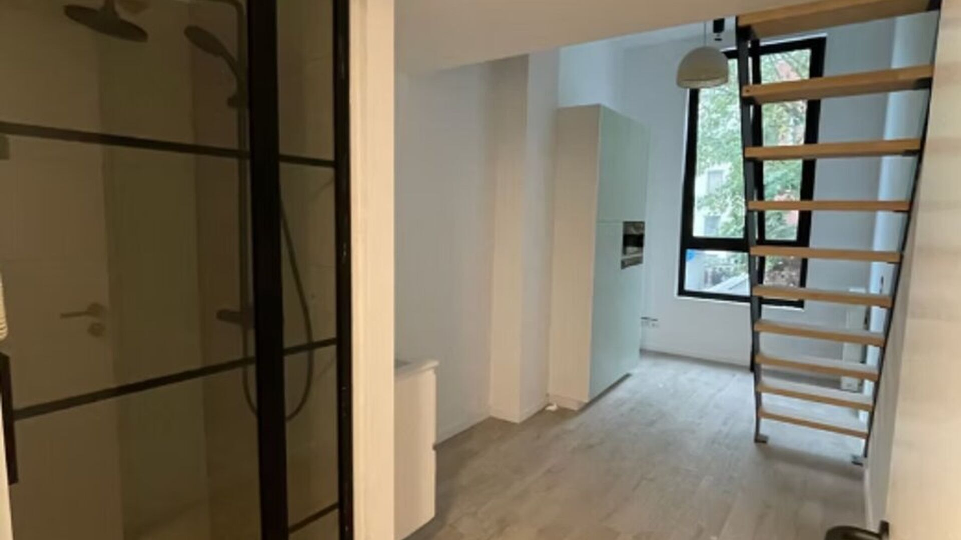 Deze instapklare kamer in de Onze-Lievevrouwstraat 50 is ideaal voor wie op zoek is naar rust &eacute;n nabijheid van het stadsleven. Gelegen op slechts 350 meter van de Kruidtuin, bevindt de kamer zich op wandelafstand van universiteitsgebouwen, winkels, openb