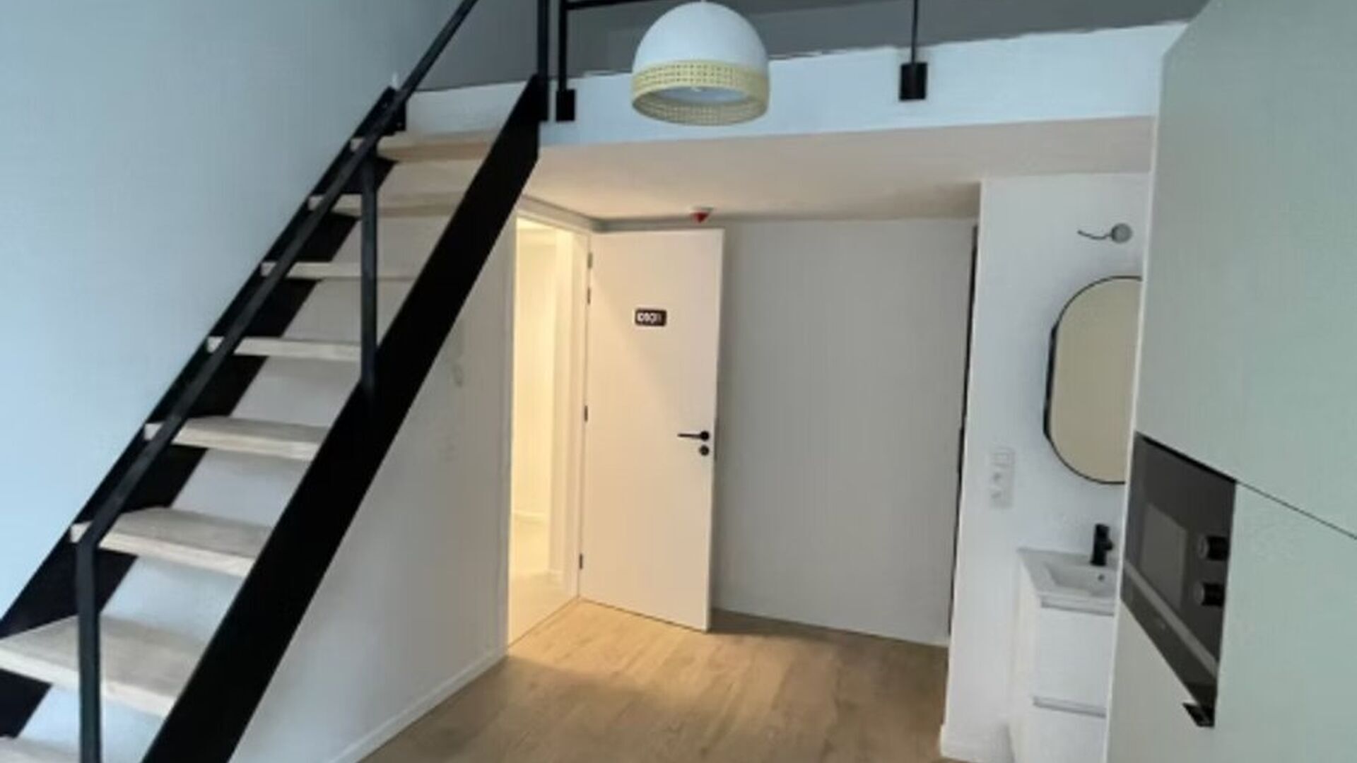 Deze instapklare kamer in de Onze-Lievevrouwstraat 50 is ideaal voor wie op zoek is naar rust &eacute;n nabijheid van het stadsleven. Gelegen op slechts 350 meter van de Kruidtuin, bevindt de kamer zich op wandelafstand van universiteitsgebouwen, winkels, openb