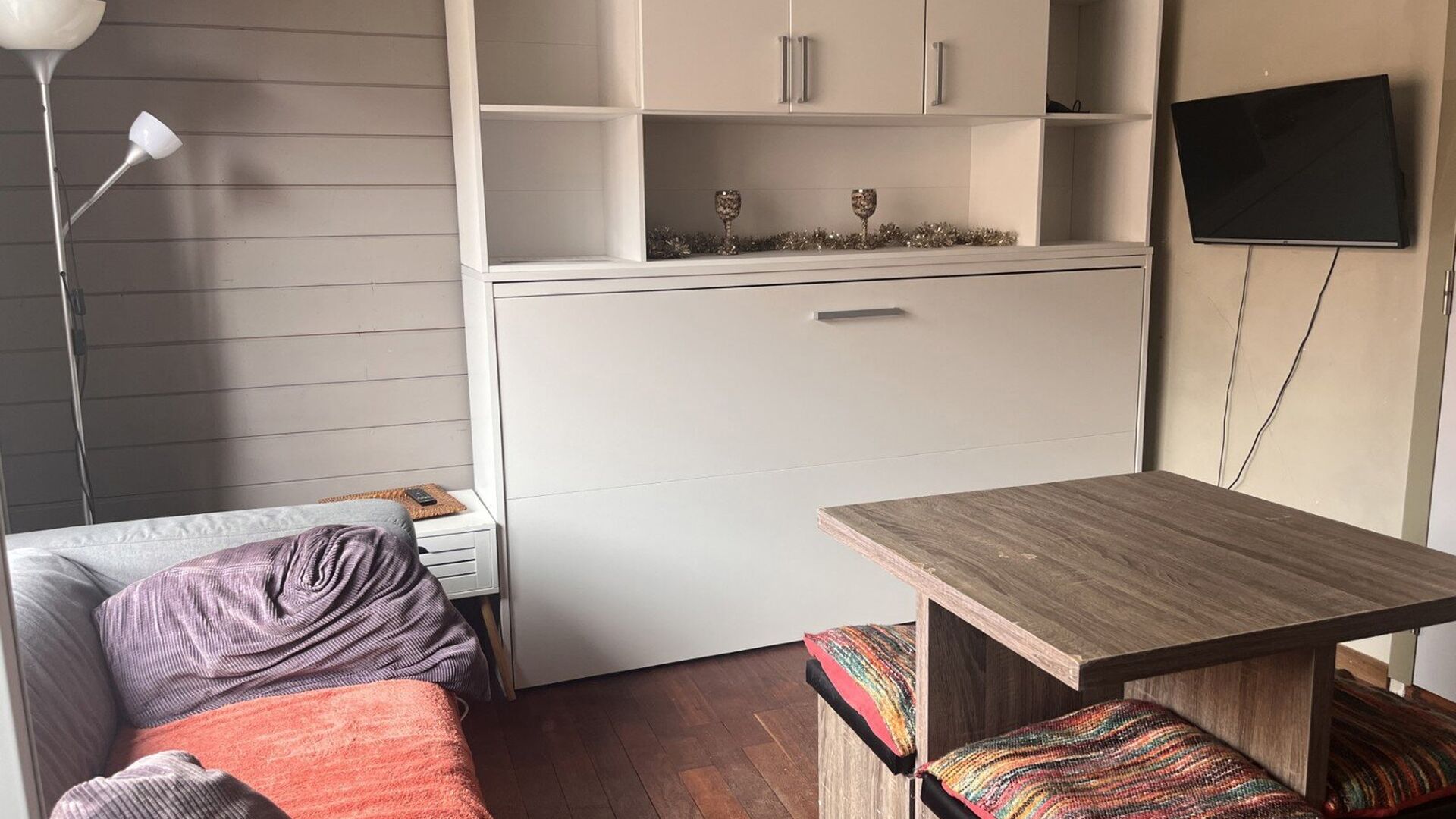 Deze gezellige, volledig gemeubelde studio is ideaal gelegen in de Diestsestraat 29B, op wandelafstand van de Grote Markt, winkels, restaurants en het openbaar vervoer. De studio bevindt zich aan de rustige achterzijde van het gebouw op de tweede verdiepi