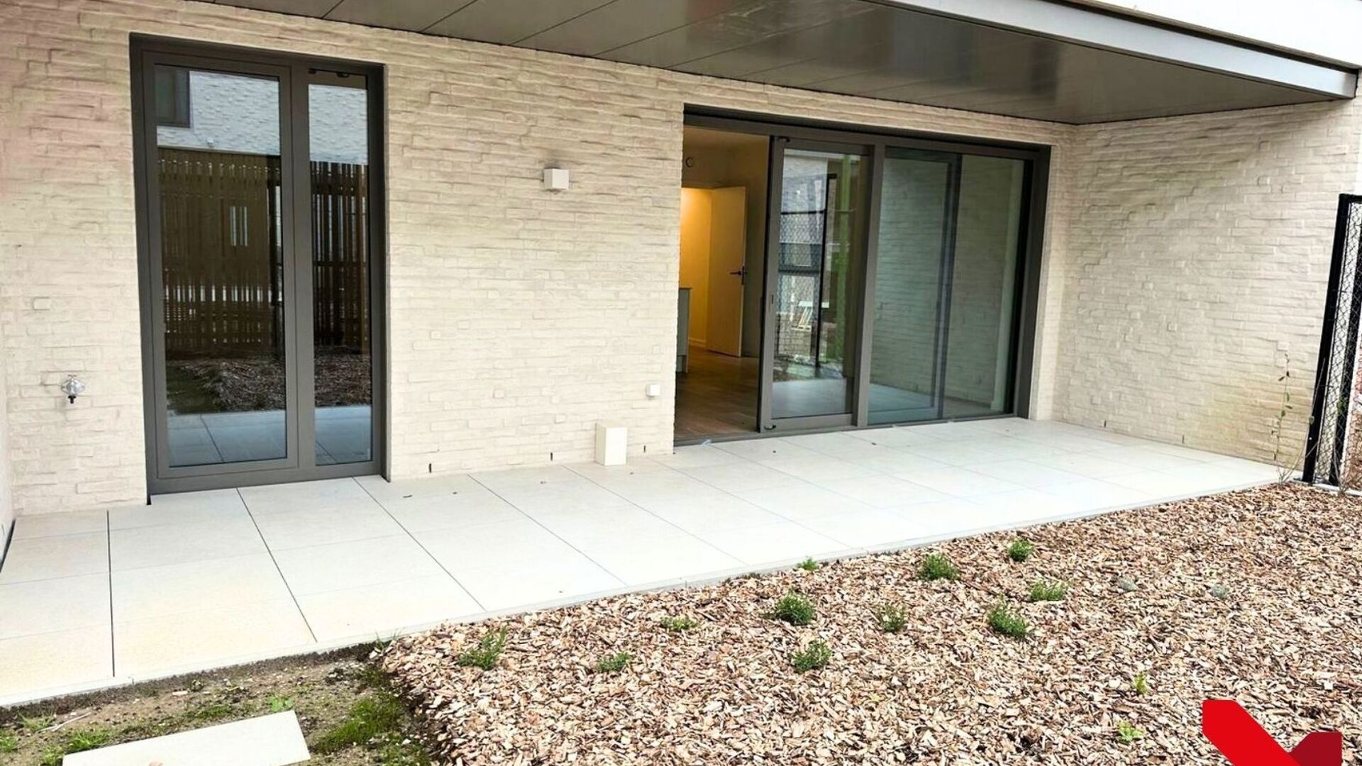 Luxueus nieuwbouwappartement met 2 slaapkamers in gloednieuw woonproject Burenberg.
Dit energiezuinig nieuwbouwappartement maakt deel uit van het prestigieuze woonproject Burenberg. Een nieuwe ontwikkeling in Leuven met verschillende troeven zoals de ru