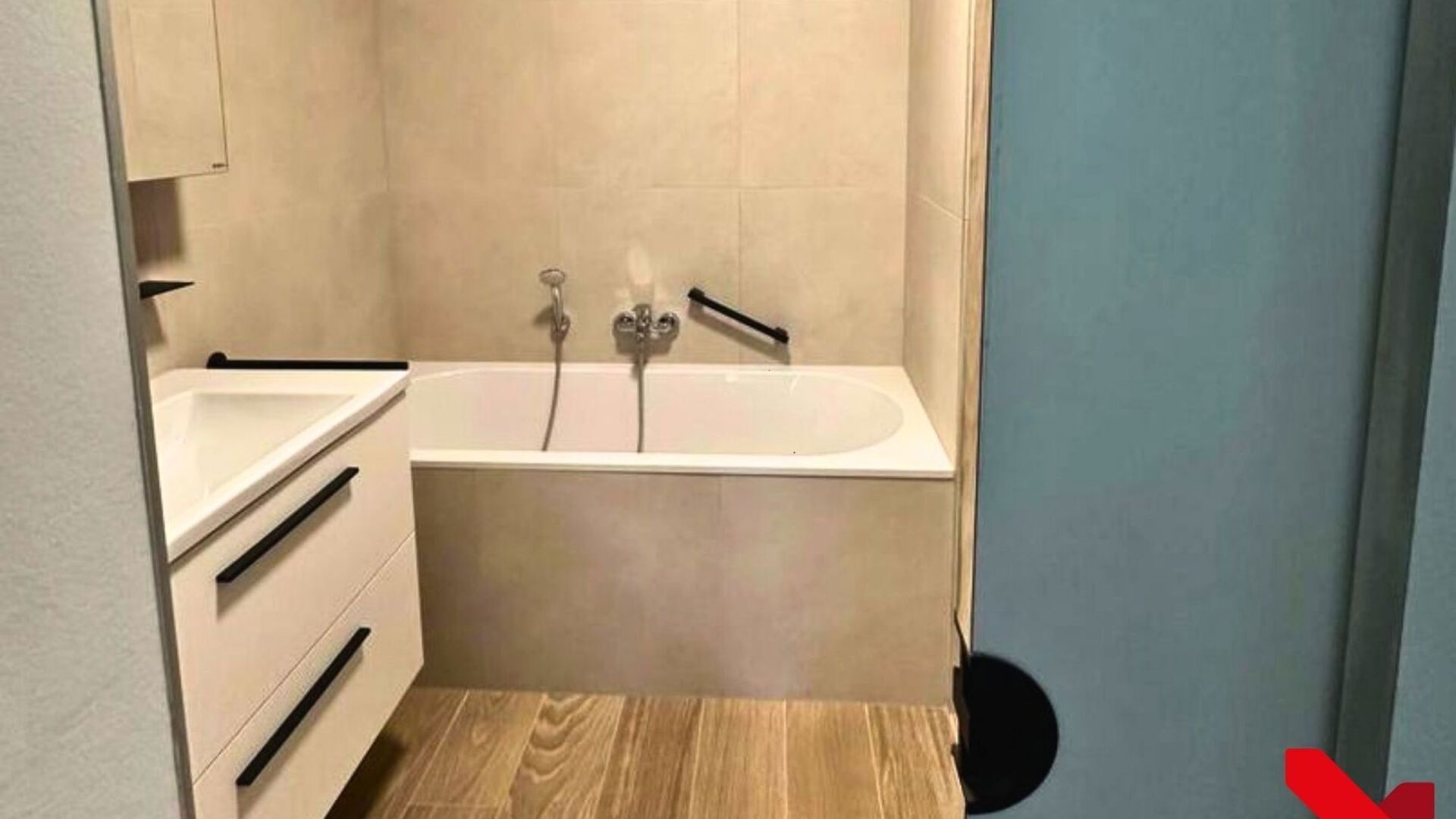 Luxueus nieuwbouwappartement met 2 slaapkamers in gloednieuw woonproject Burenberg.
Dit energiezuinig nieuwbouwappartement maakt deel uit van het prestigieuze woonproject Burenberg. Een nieuwe ontwikkeling in Leuven met verschillende troeven zoals de ru