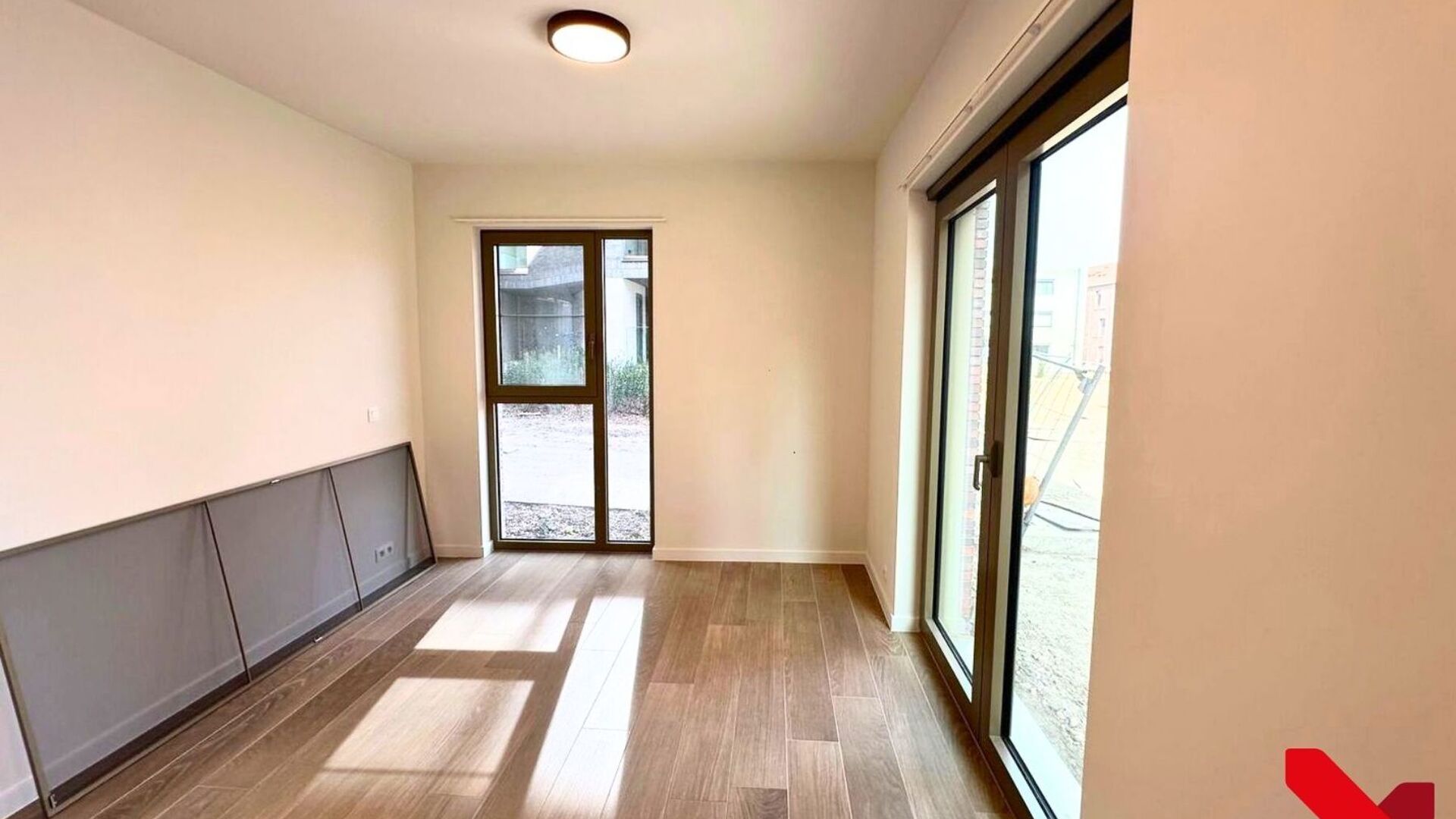 Luxueus nieuwbouwappartement met 2 slaapkamers in gloednieuw woonproject Burenberg.
Dit energiezuinig nieuwbouwappartement maakt deel uit van het prestigieuze woonproject Burenberg. Een nieuwe ontwikkeling in Leuven met verschillende troeven zoals de ru