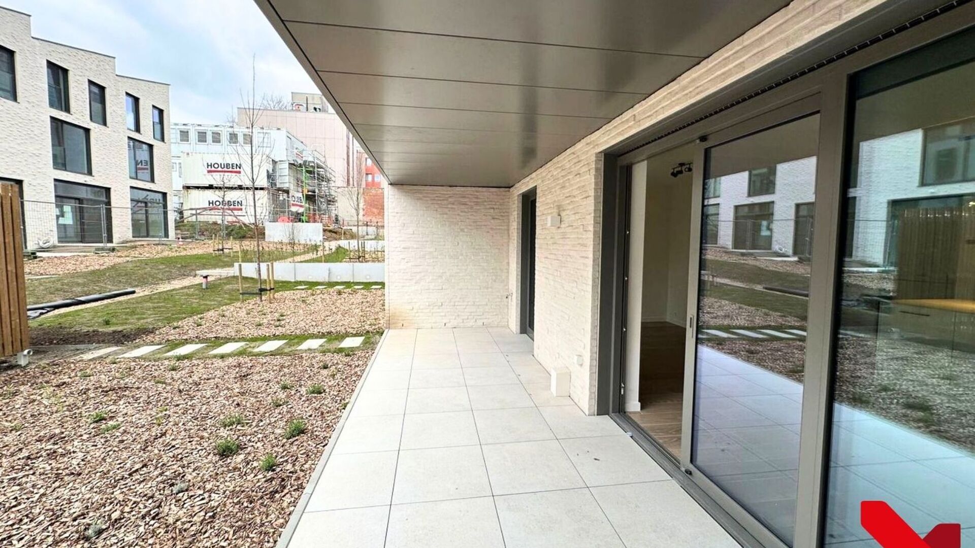 Luxueus nieuwbouwappartement met 2 slaapkamers in gloednieuw woonproject Burenberg.
Dit energiezuinig nieuwbouwappartement maakt deel uit van het prestigieuze woonproject Burenberg. Een nieuwe ontwikkeling in Leuven met verschillende troeven zoals de ru