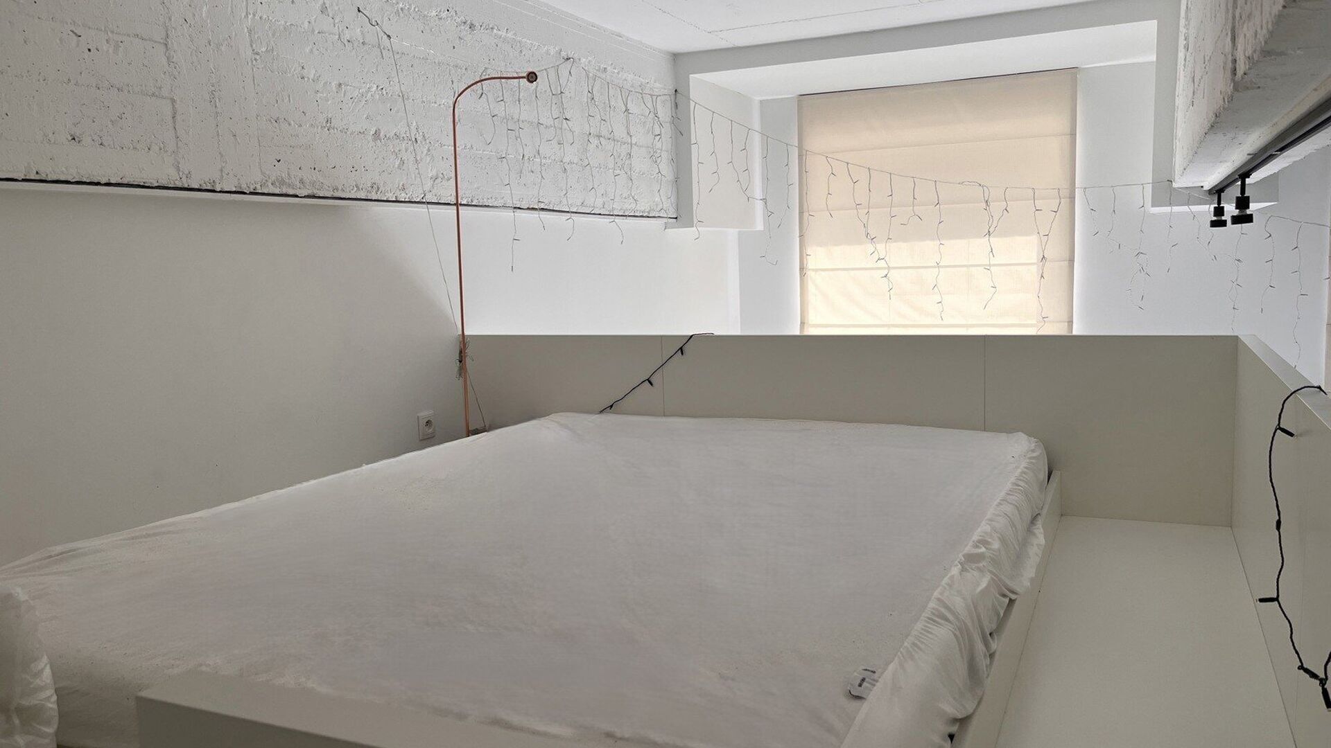 Op zoek naar een stijlvolle en instapklare studio op een toplocatie in Leuven? Deze unieke duplexstudio op de 6e verdieping van Residentie Hungaria biedt een uitzonderlijke combinatie van ruimte, licht en hedendaags wooncomfort.
Residentie Hungaria is ee