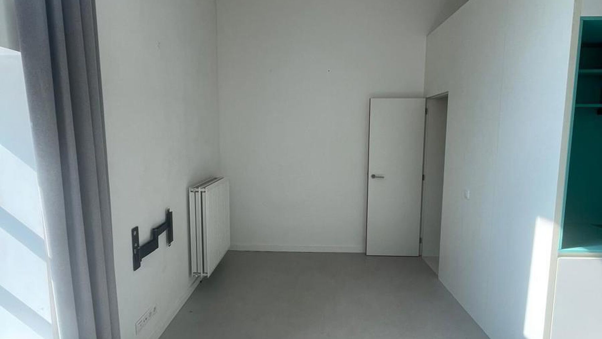 Op zoek naar een stijlvolle en instapklare studio op een toplocatie in Leuven? Deze unieke duplexstudio op de 6e verdieping van Residentie Hungaria biedt een uitzonderlijke combinatie van ruimte, licht en hedendaags wooncomfort.
Residentie Hungaria is ee
