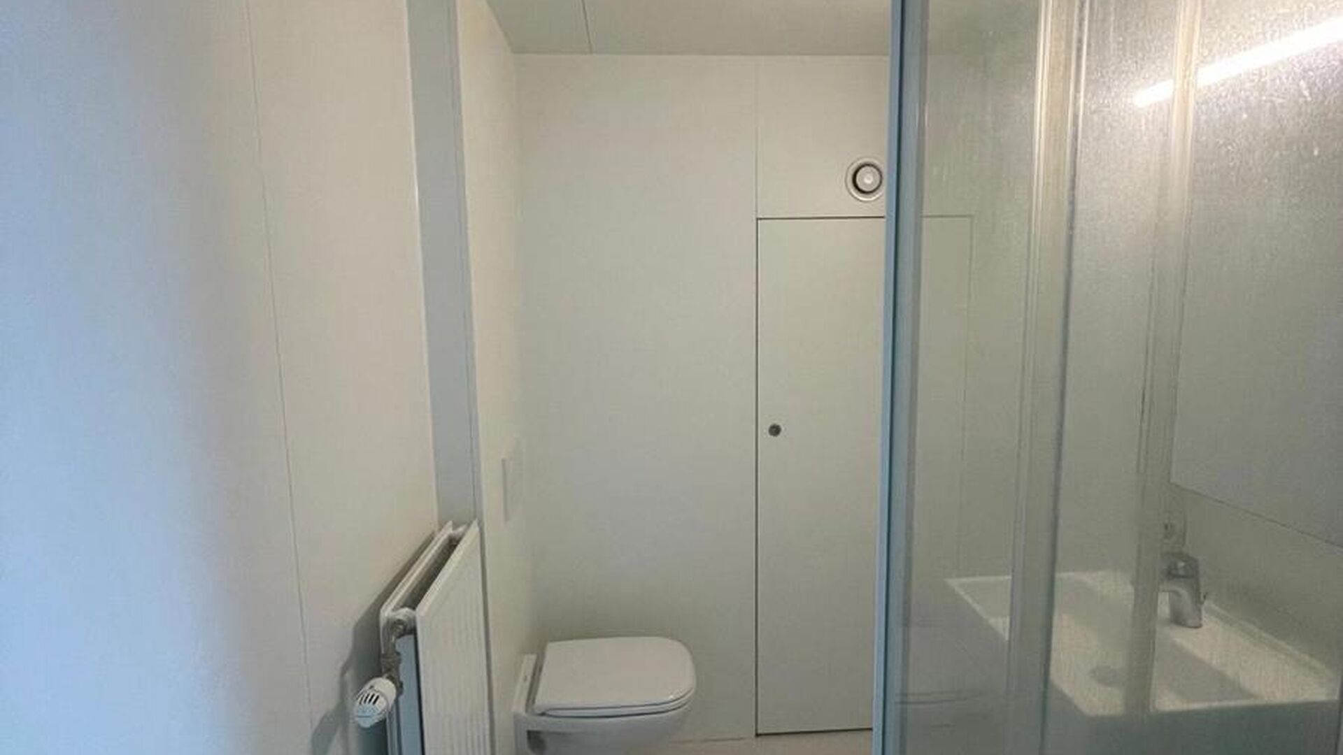 Op zoek naar een stijlvolle en instapklare studio op een toplocatie in Leuven? Deze unieke duplexstudio op de 6e verdieping van Residentie Hungaria biedt een uitzonderlijke combinatie van ruimte, licht en hedendaags wooncomfort.
Residentie Hungaria is ee
