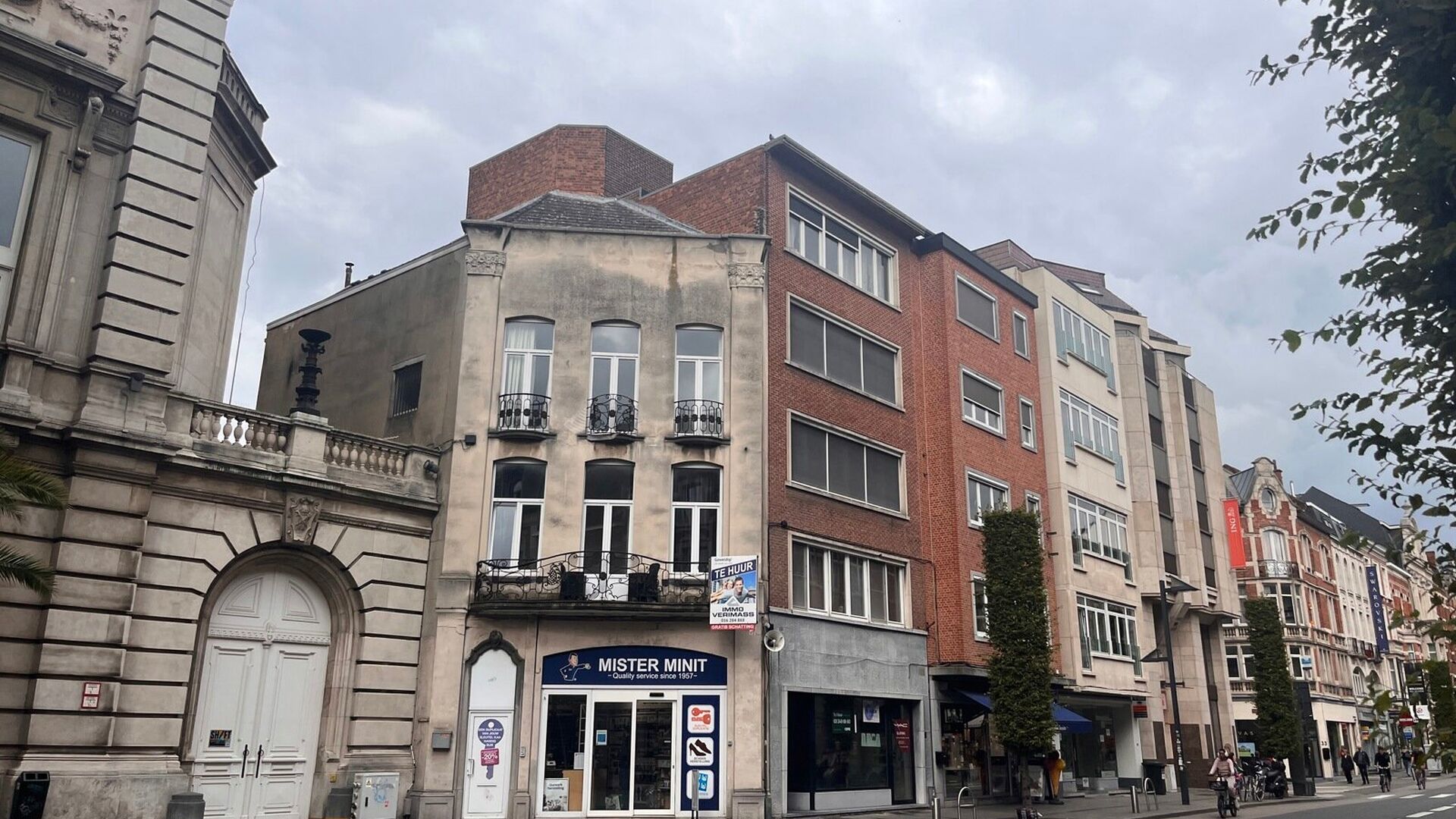 Licht en gezellig appartement met lift – ideaal voor alleenstaande of koppel
Dit aangename appartement is gelegen op de derde verdieping van een verzorgd gebouw met lift en geniet dankzij de ligging aan de voorzijde van een overvloed aan natuurlijk zon